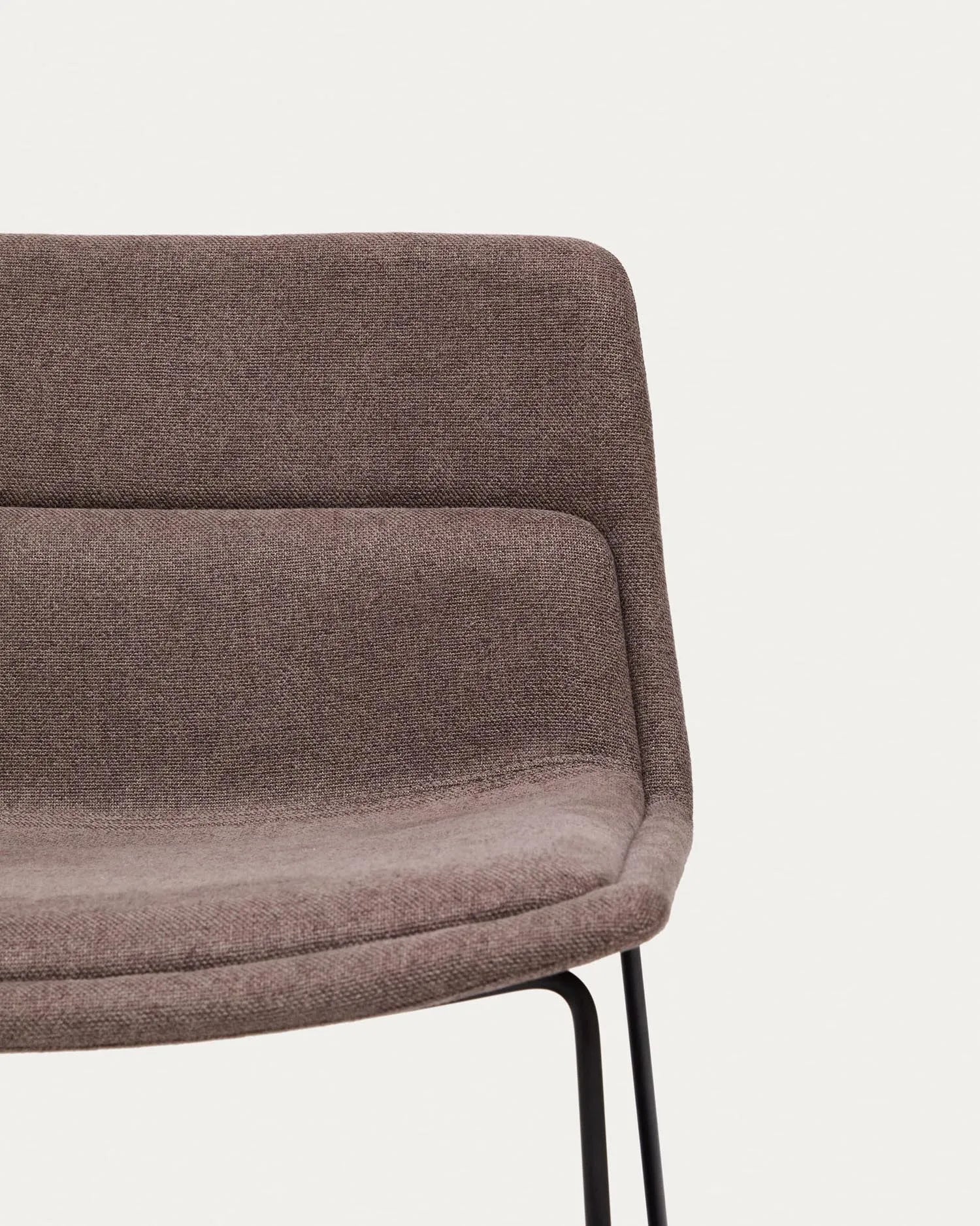Der Sessel Zahara vereint modernes Design mit Nachhaltigkeit: brauner Stahl, schwarzes Finish, FSC-zertifiziert, komfortabel und pflegeleicht.