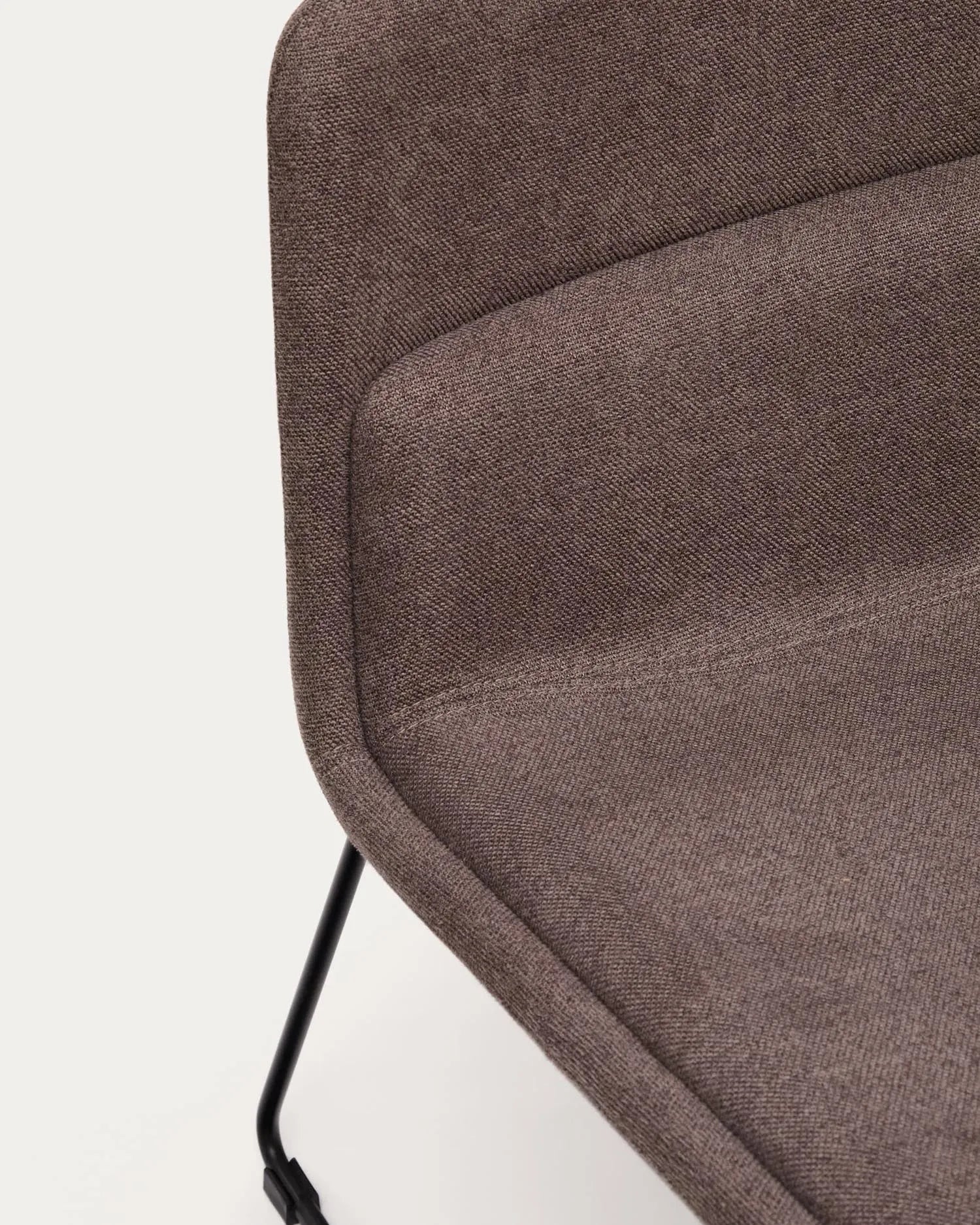 Der Sessel Zahara vereint modernes Design mit Nachhaltigkeit: brauner Stahl, schwarzes Finish, FSC-zertifiziert, komfortabel und pflegeleicht.