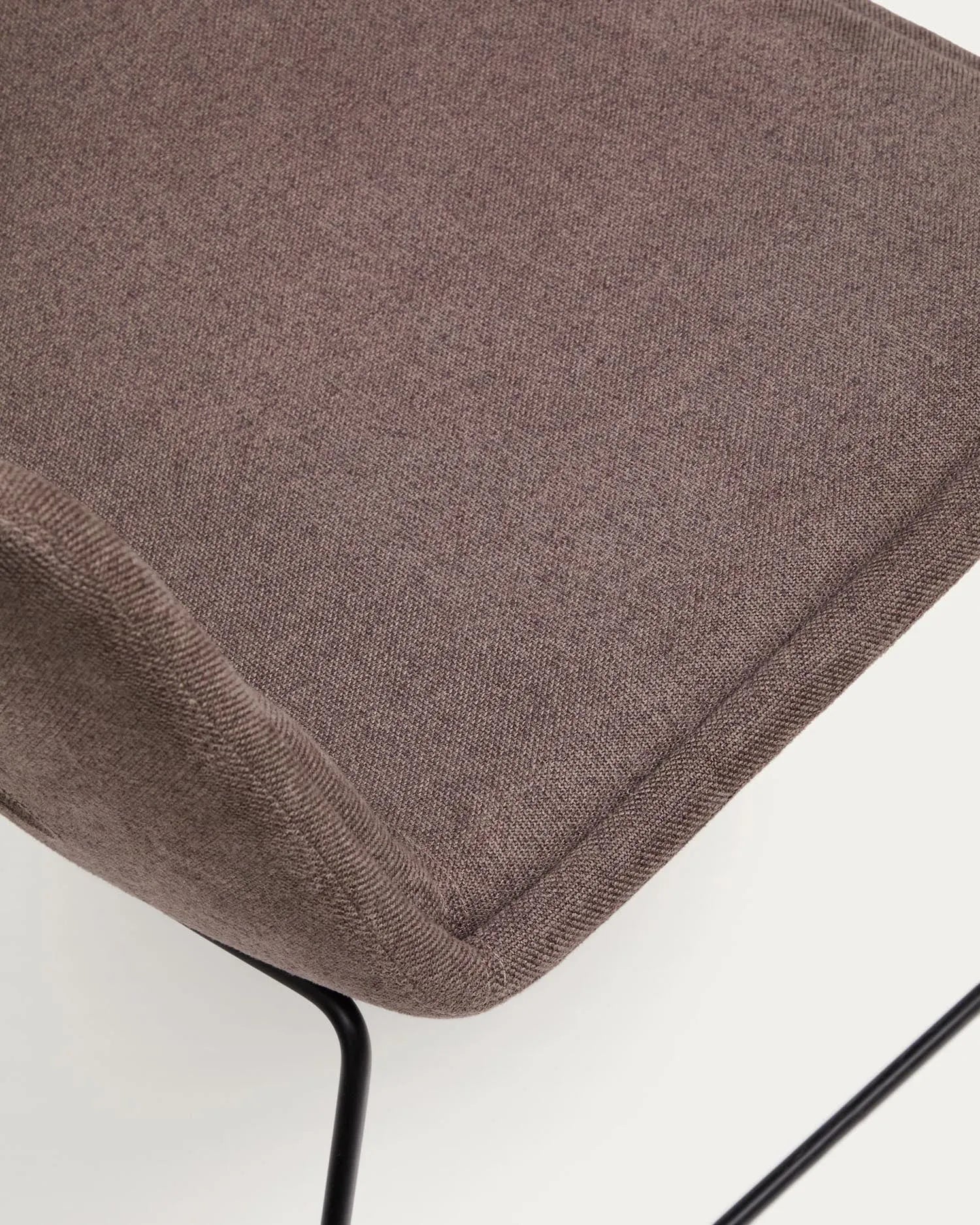 Der Sessel Zahara vereint modernes Design mit Nachhaltigkeit: brauner Stahl, schwarzes Finish, FSC-zertifiziert, komfortabel und pflegeleicht.