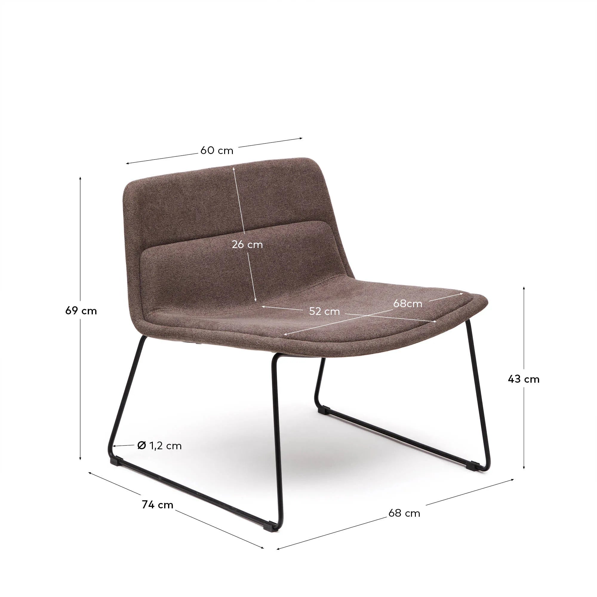 Der Sessel Zahara vereint modernes Design mit Nachhaltigkeit: brauner Stahl, schwarzes Finish, FSC-zertifiziert, komfortabel und pflegeleicht.