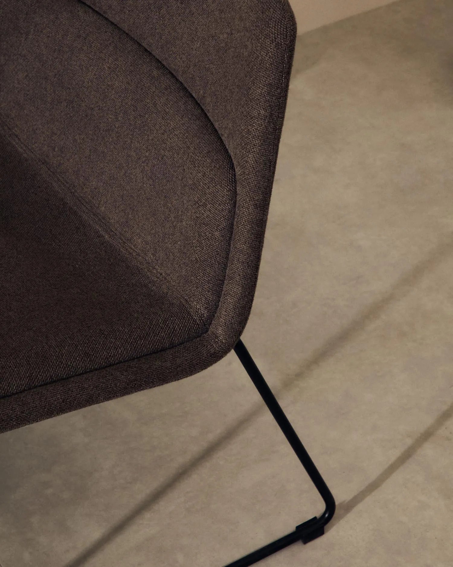 Der Sessel Zahara vereint modernes Design mit Nachhaltigkeit: brauner Stahl, schwarzes Finish, FSC-zertifiziert, komfortabel und pflegeleicht.