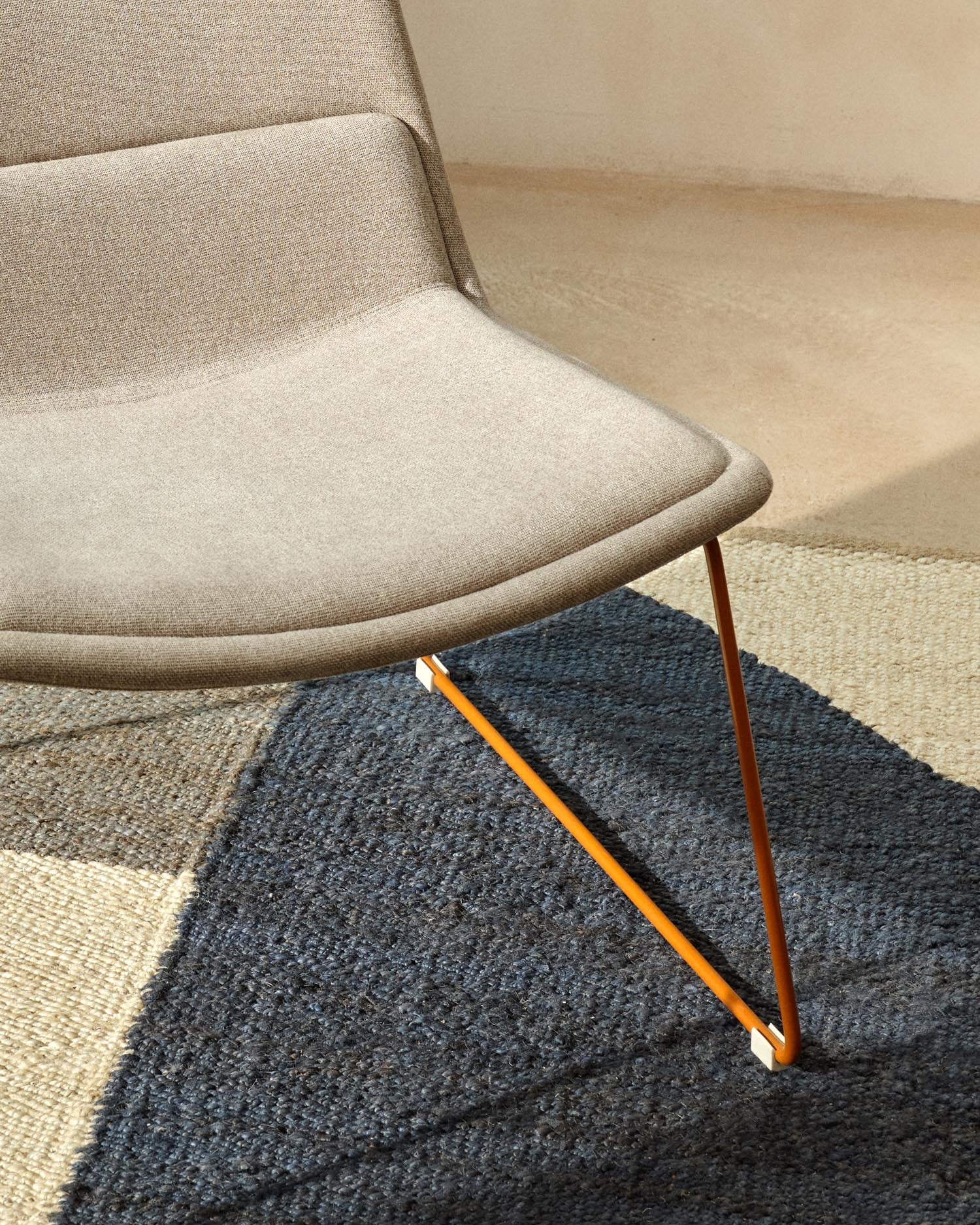Sessel Zahara in Beige mit Stahlbeinen und Terrakotta-Finish FSC 100% in Beige präsentiert im Onlineshop von KAQTU Design AG. Sessel ist von Kave Home