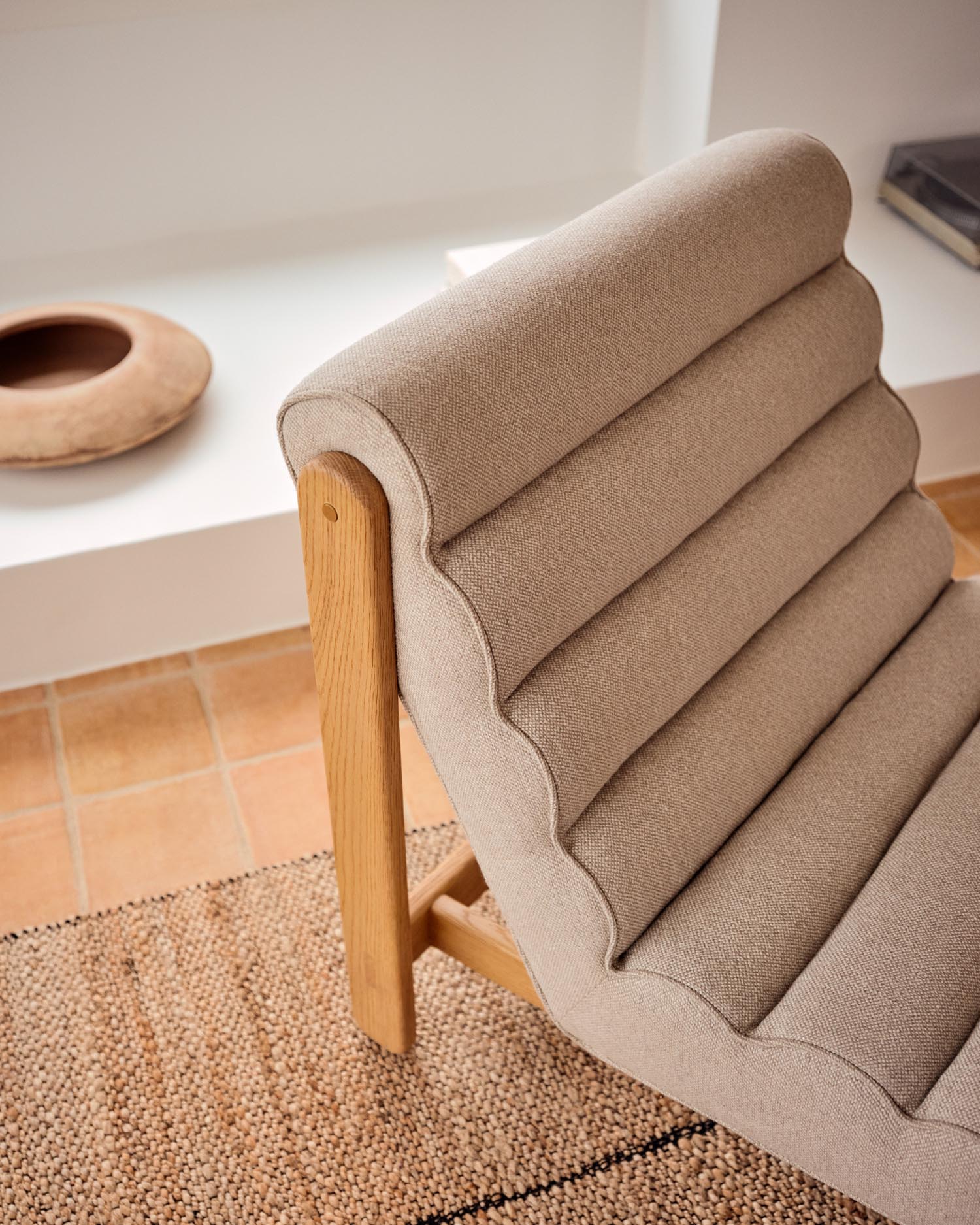 Sessel Magira in Beige aus massivem Eichenholz mit Finish in natürlichem Farbton in Beige präsentiert im Onlineshop von KAQTU Design AG. Sessel ist von Kave Home