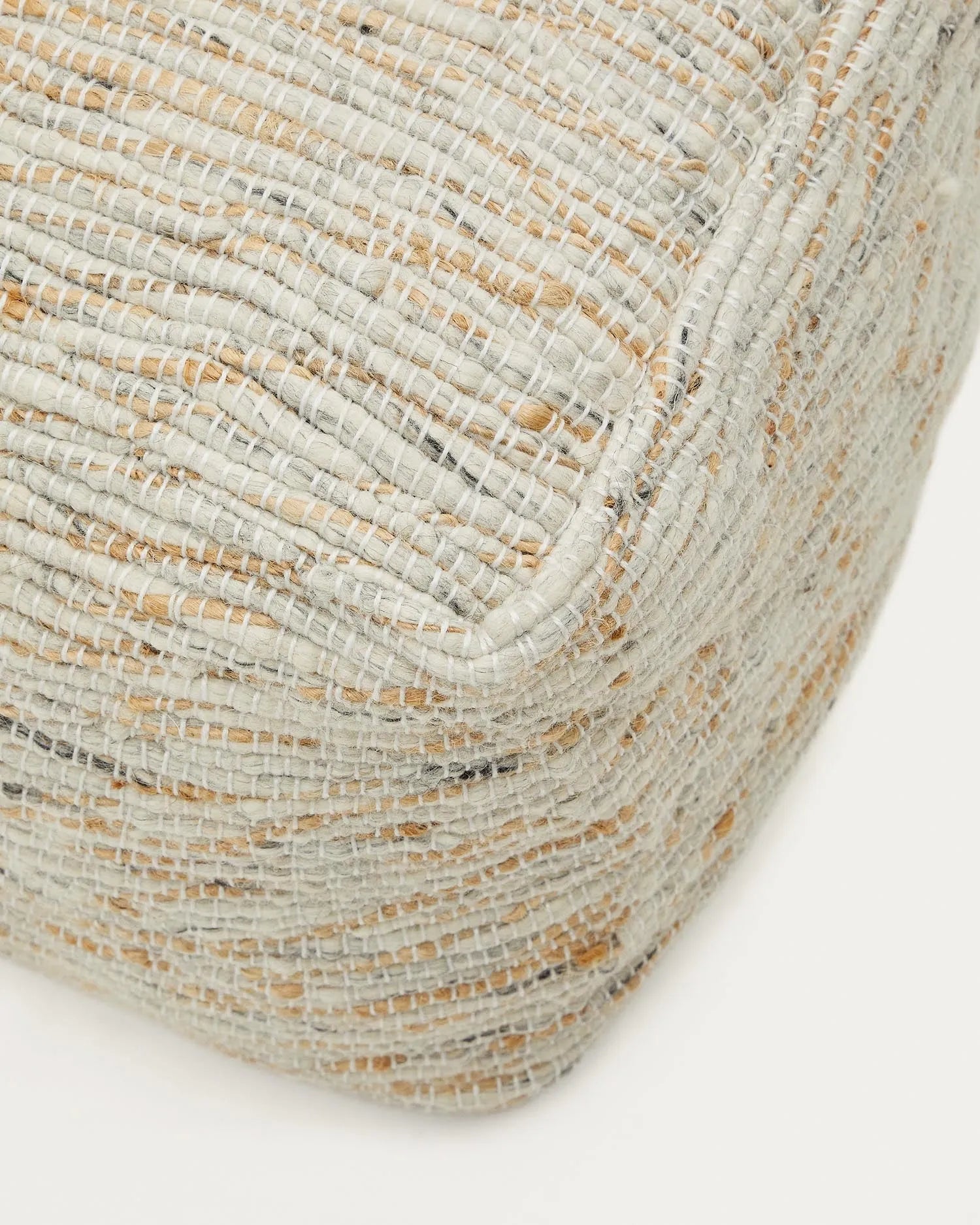 Der Selise Pouf aus Naturjute von Kave Home: stilvoll, funktional, umweltfreundlich und vielseitig einsetzbar.