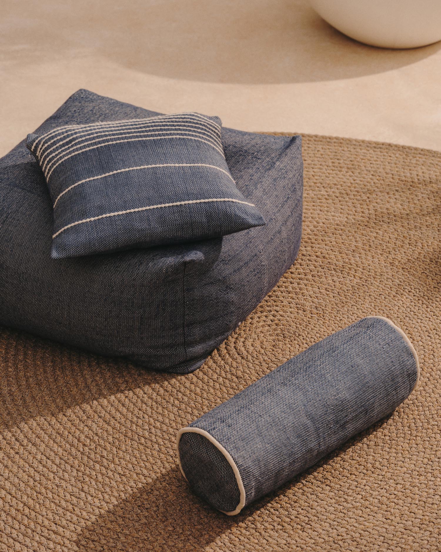 Entdecke den Vedell Pouf von Kave Home: Nachhaltig, modern in Blau, vielseitig einsetzbar, ideal für Innen- und Außenbereiche, 60 x 60 cm.