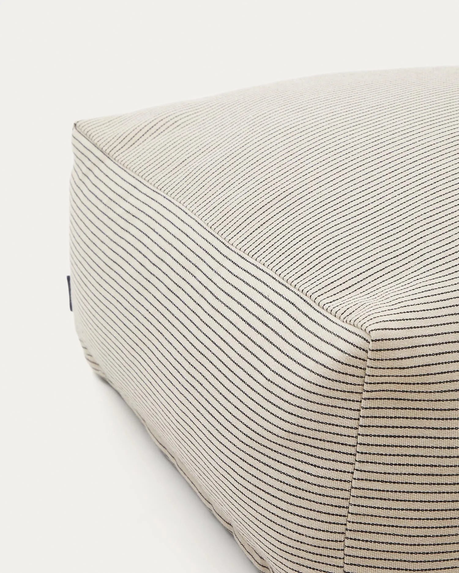 Eleganter Sitzsack mit abnehmbarem Bezug, aus recycelten Stoffen, 60x60x40 cm, eierschalenfarbene Streifen.