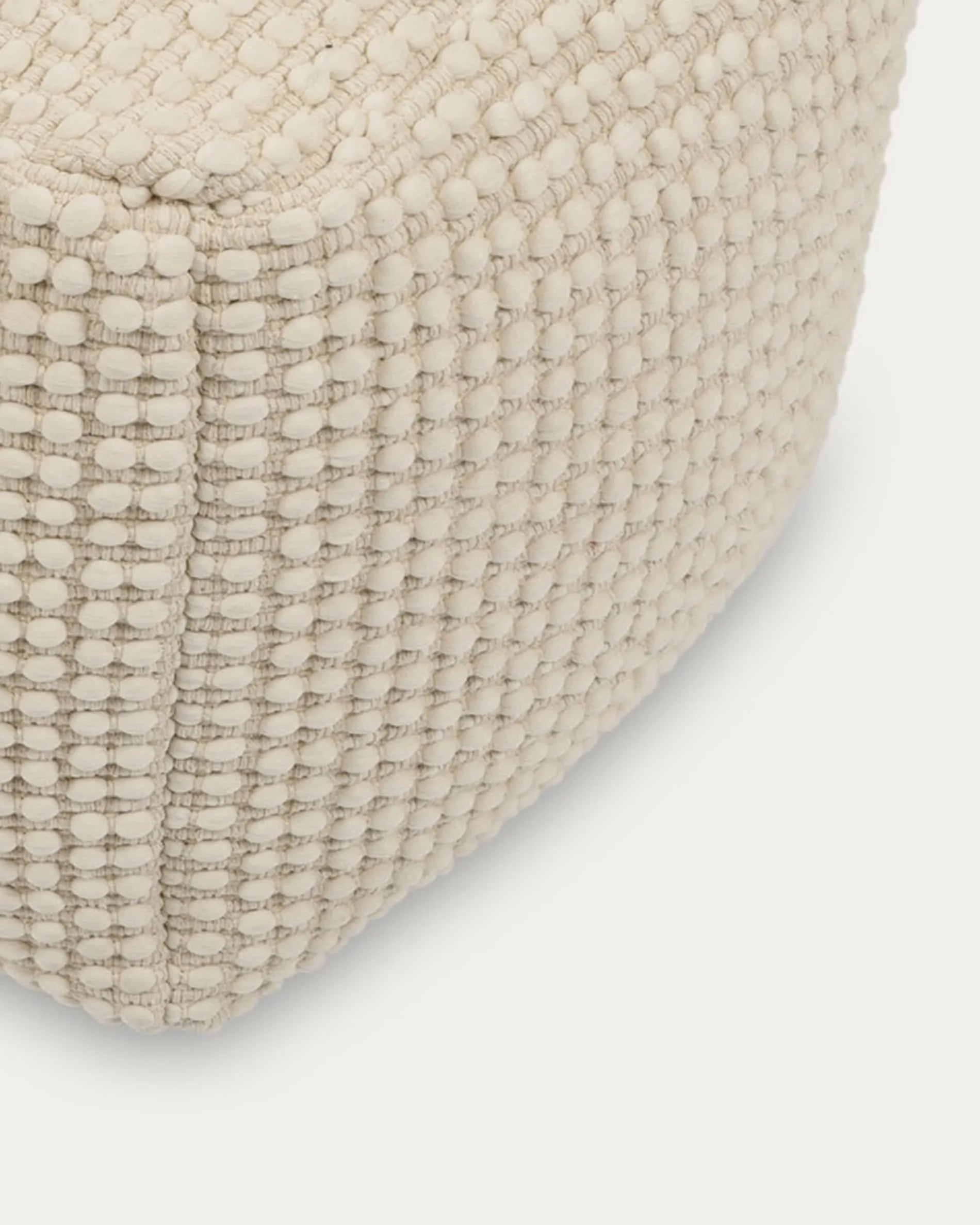 Eleganter weißer Pouf (45x45 cm) aus Baumwolle und Polyester, ideal für stilvolle und gemütliche Wohnräume.