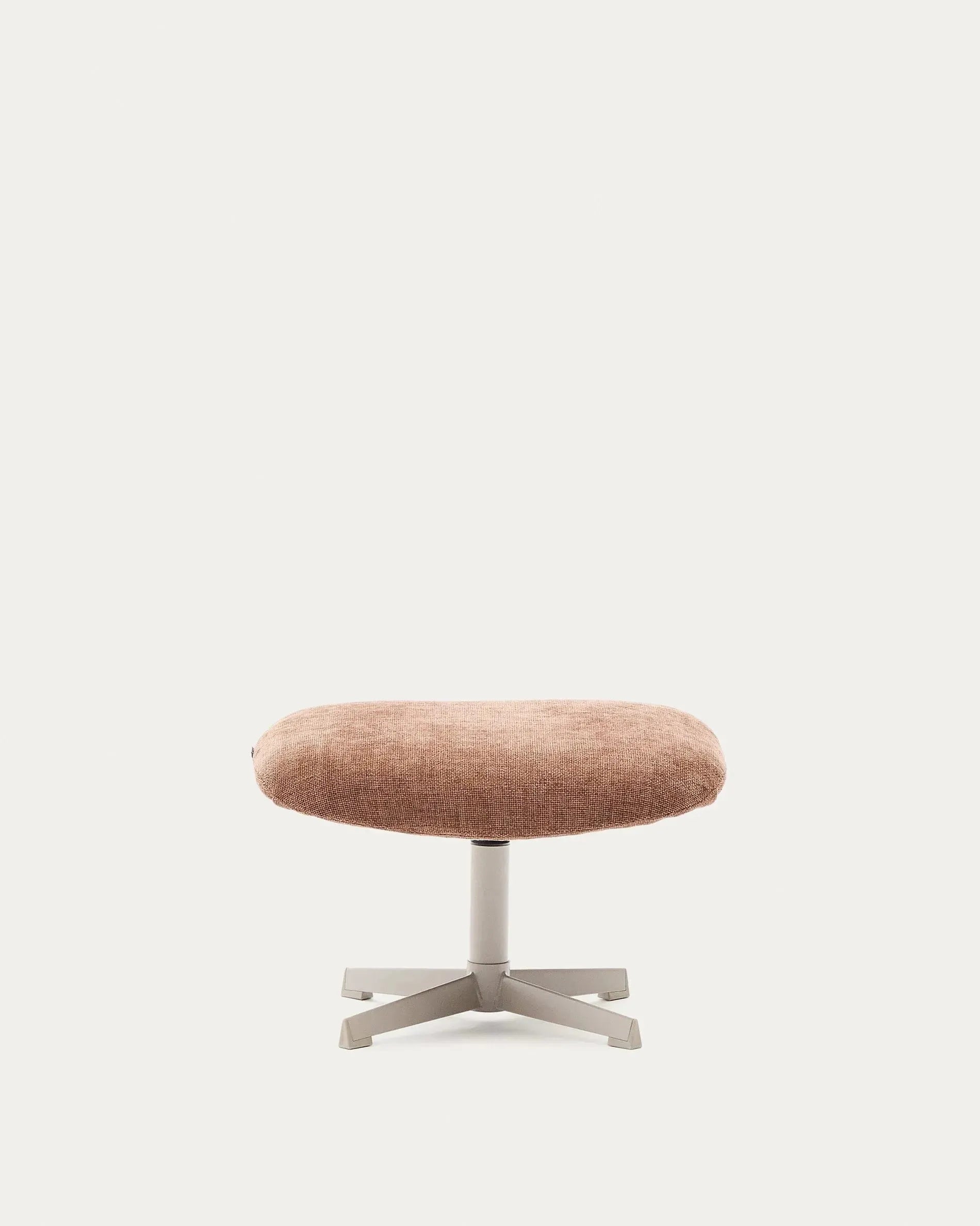 Elegante Fussstütze Teryl aus hellbrauner Chenille und grauem Metall, FSC-zertifiziert, für nachhaltigen Komfort und modernes Design.