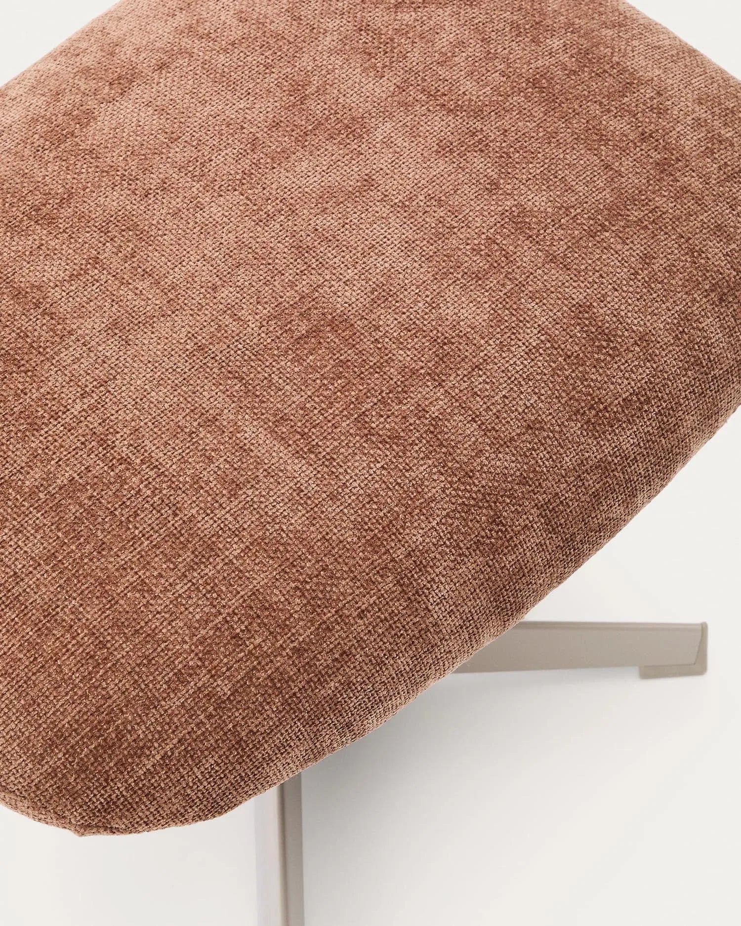 Die Teryl Fußstütze vereint hellbraune Chenille mit grauem Metall für modernen Komfort und nachhaltigen Stil.