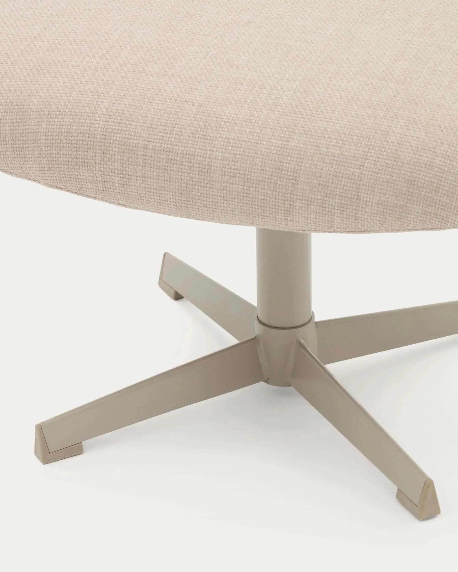 Elegante Fussstütze Teryl aus beigem Chenille und grauem Metall, nachhaltig hergestellt mit FSC 100% Zertifikat von Kave Home.