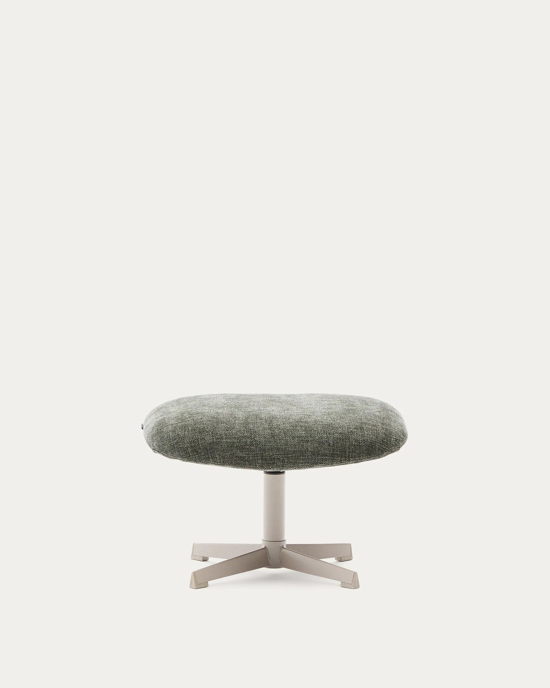 Die grüne Chenille-Fußstütze Teryl von Kave Home vereint modernes Design mit Komfort und Nachhaltigkeit, dank FSC-zertifiziertem Holz.