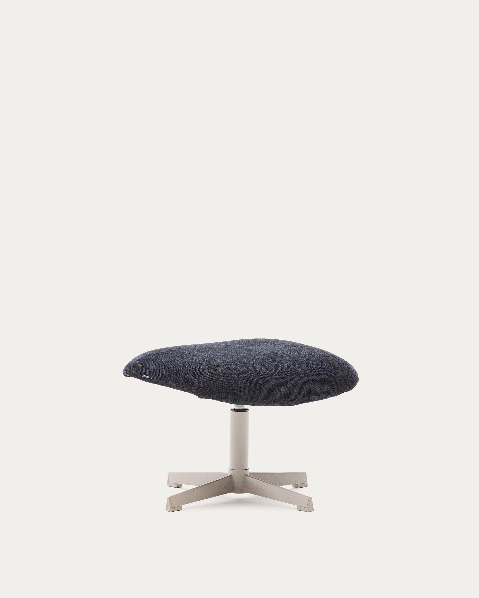 Elegante blaue Chenille-Fußstütze Teryl mit grauem Metallgestell, FSC-zertifiziert, von Kave Home. Stilvoll und nachhaltig.