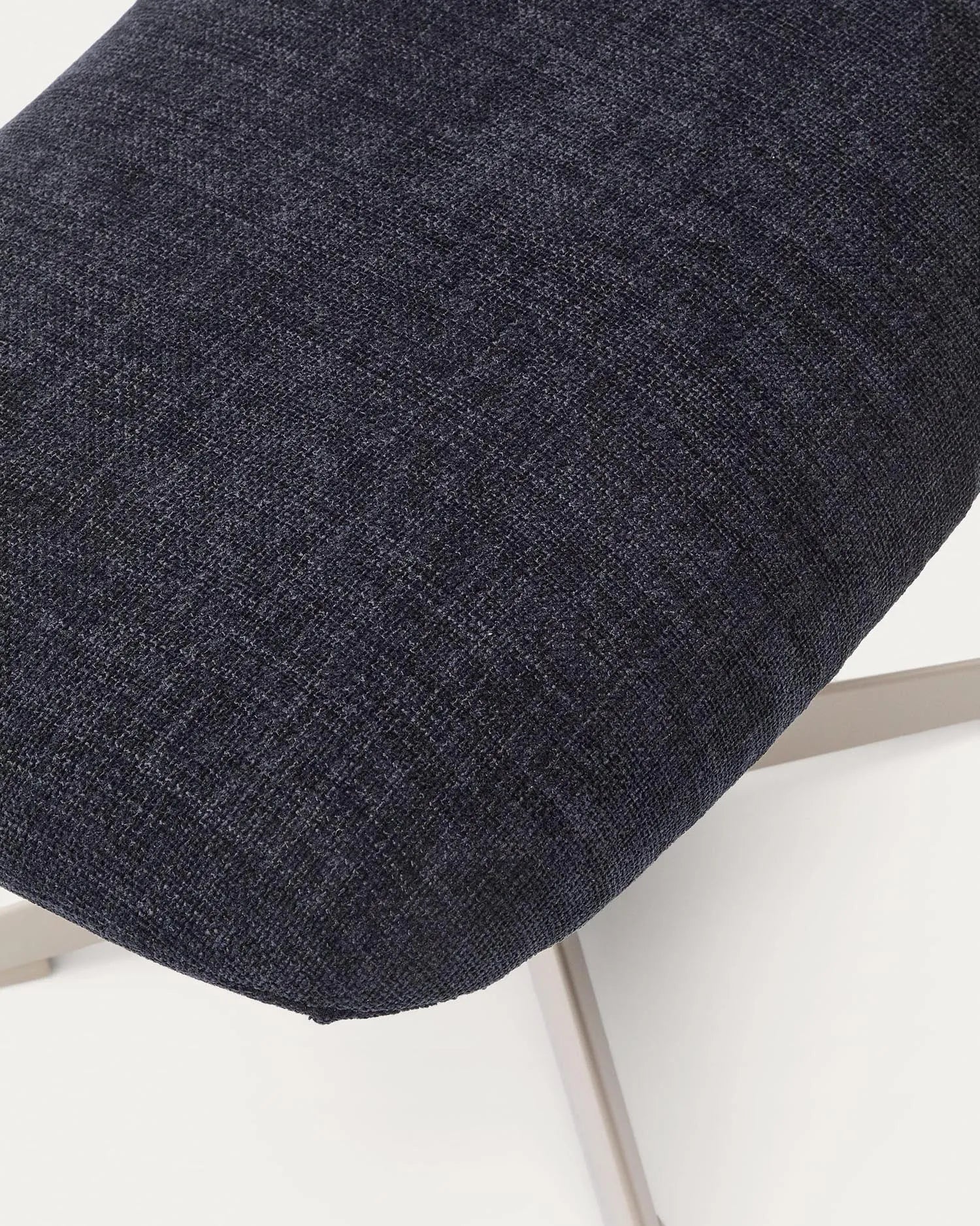 Die blaue Chenille-Fußstütze Teryl von Kave Home vereint modernes Design mit nachhaltigen Materialien und vielseitiger Funktionalität.