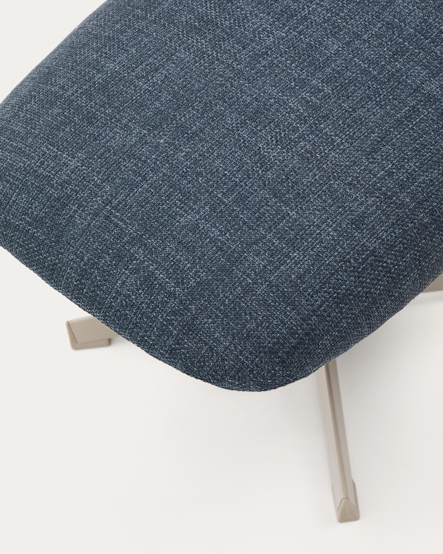 Elegante Fußstütze mit blauem Stoff, grauer Holzoberfläche und Metallrahmen, FSC-zertifiziert, perfekt für zeitgemäße Einrichtung.