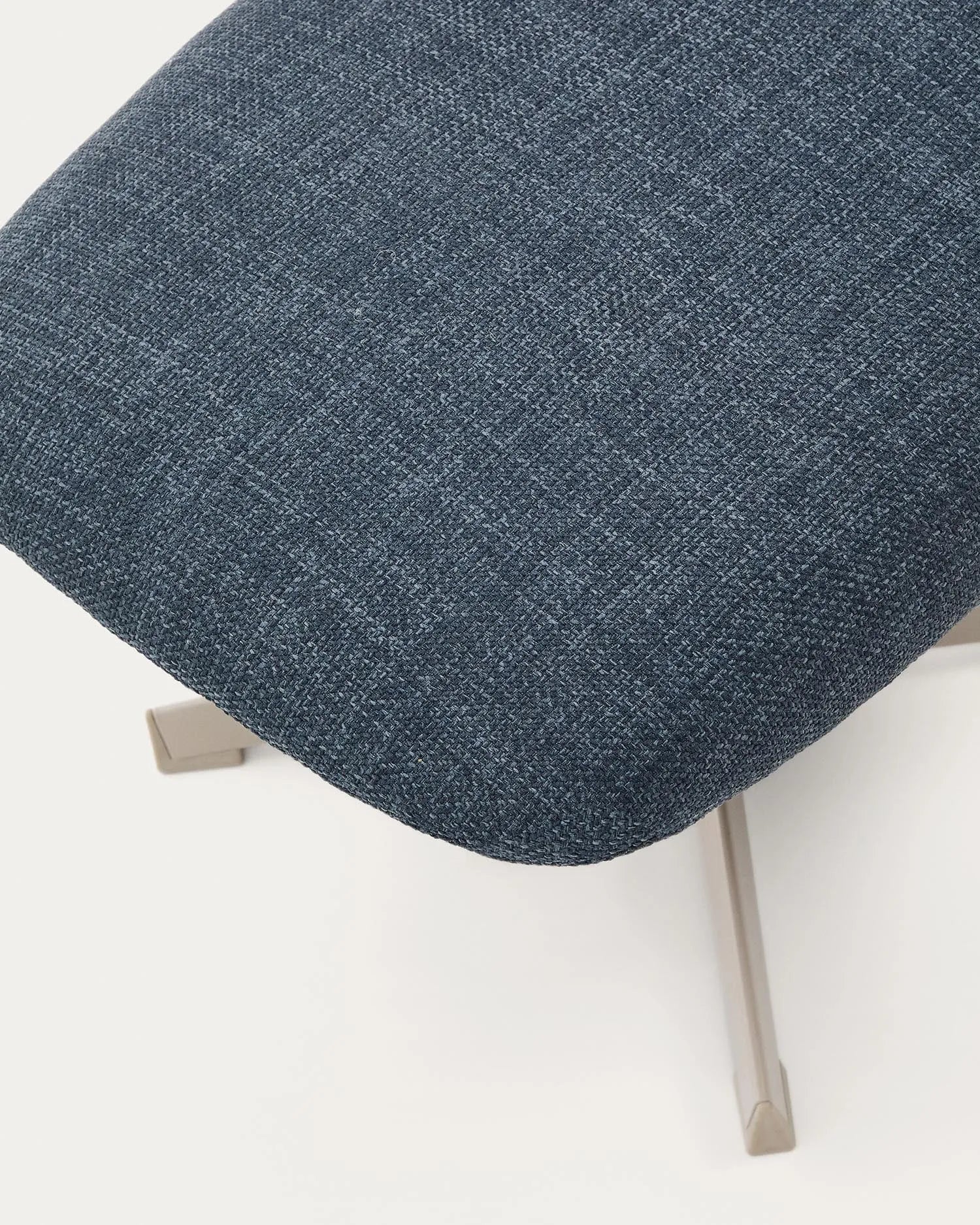 Elegante blaue Fussstütze mit grauem Metallgestell, FSC-zertifiziert, ideal für stilvolle Entspannung.
