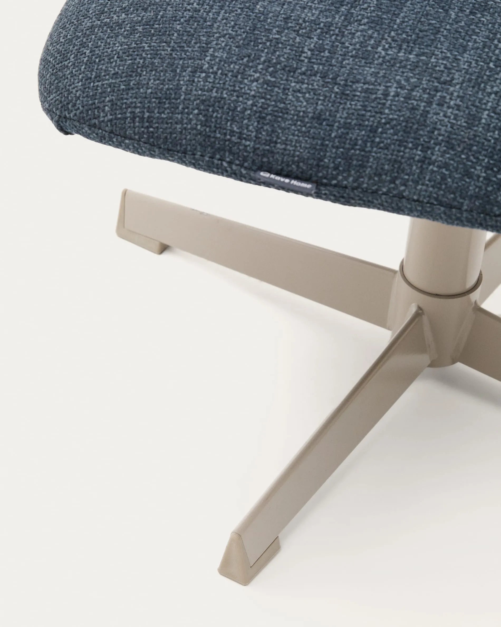 Elegante blaue Fussstütze mit grauem Metallgestell, FSC-zertifiziert, ideal für stilvolle Entspannung.