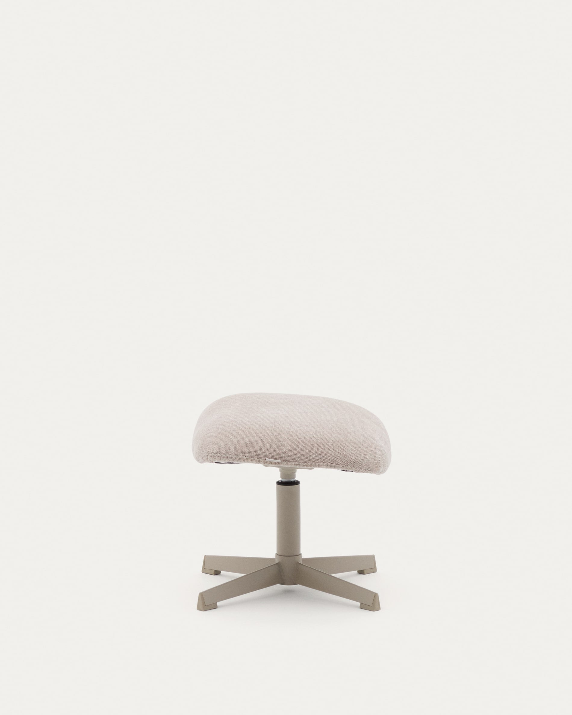 Elegante Fußstütze Jaspe in Beige mit grauer Metallbasis, FSC-zertifiziert, von Kave Home. Komfortabel, modern und umweltfreundlich.