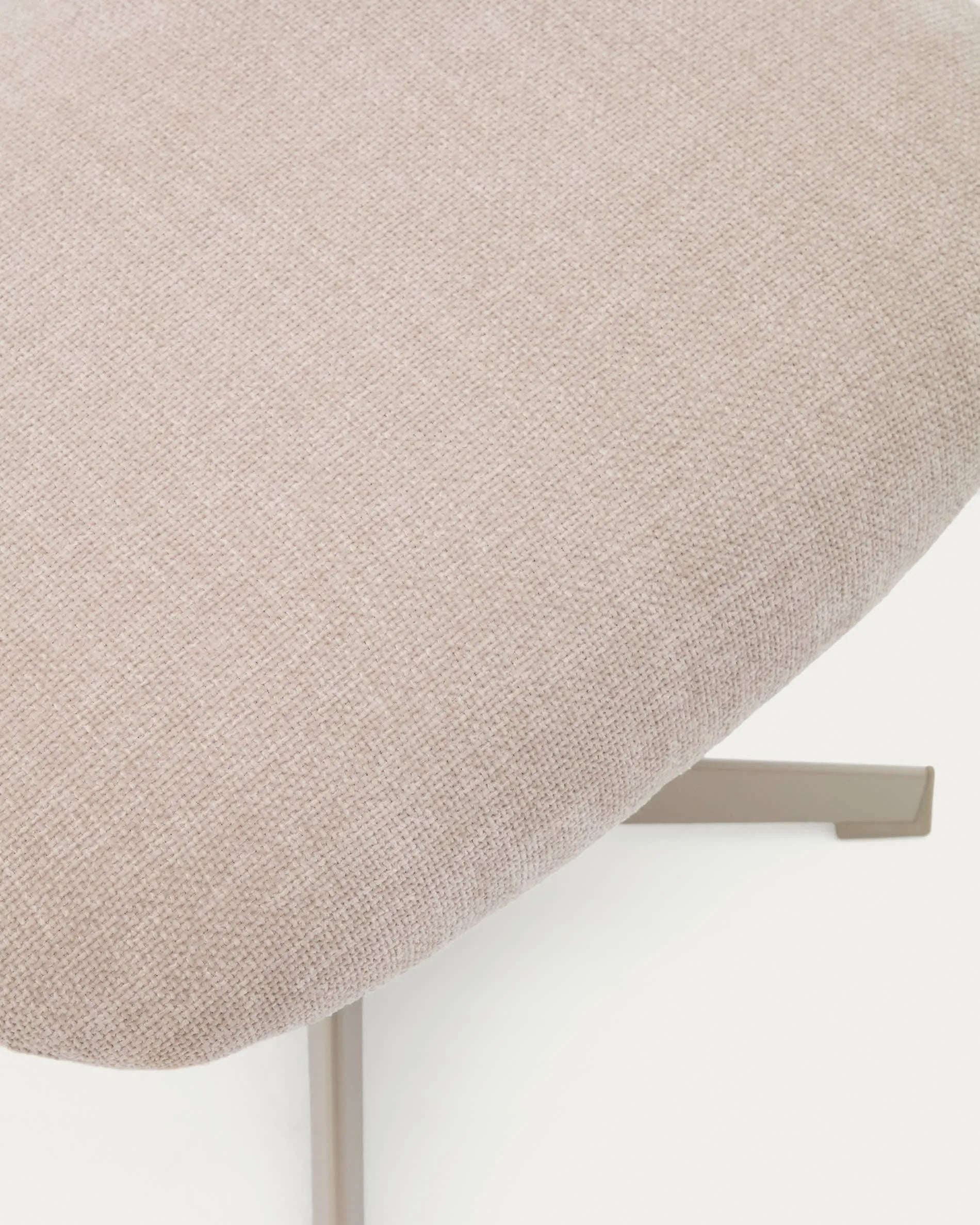 Die elegante Fussstütze Jaspe in Beige mit grauem Metallgestell bietet Komfort und Stil, ideal für jedes moderne Wohnzimmer.