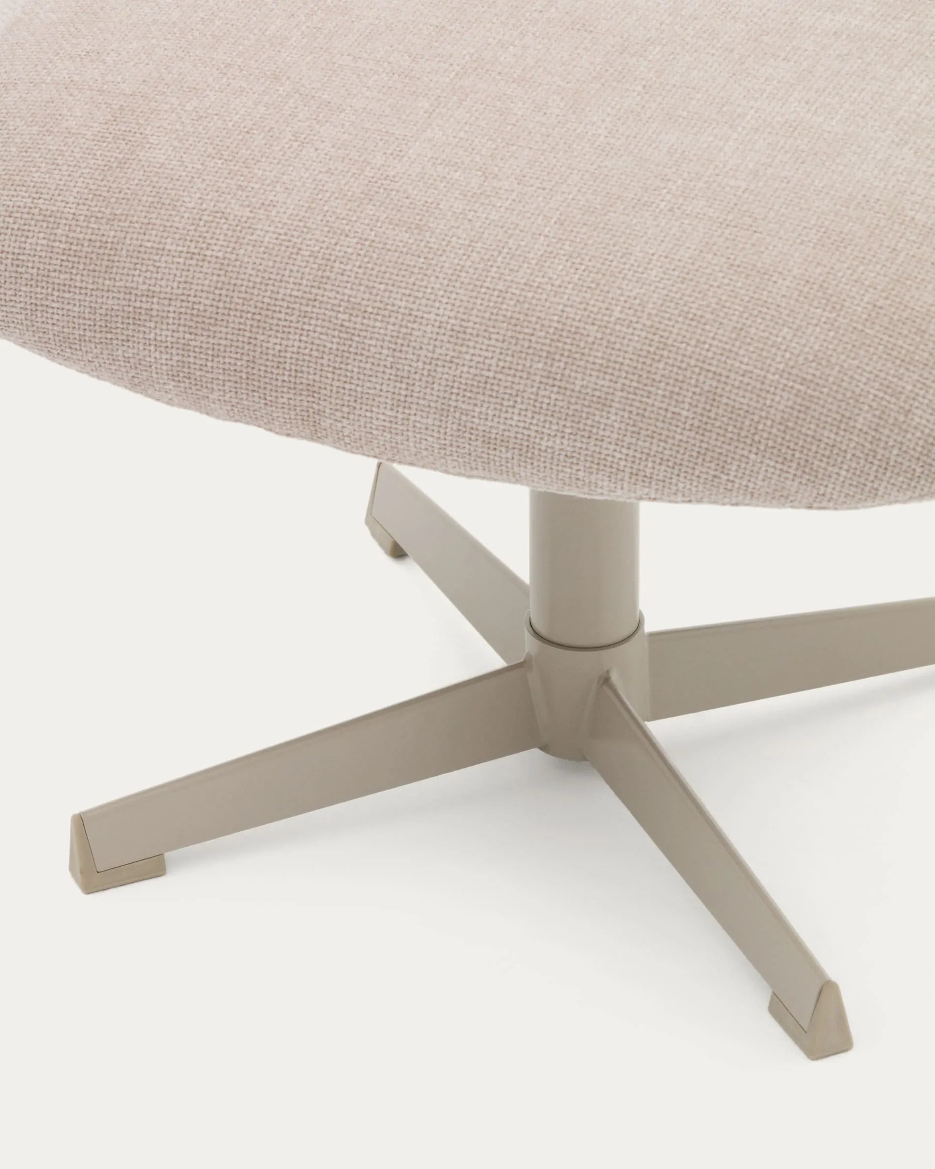 Die elegante Fussstütze Jaspe in Beige mit grauem Metallgestell bietet Komfort und Stil, ideal für jedes moderne Wohnzimmer.