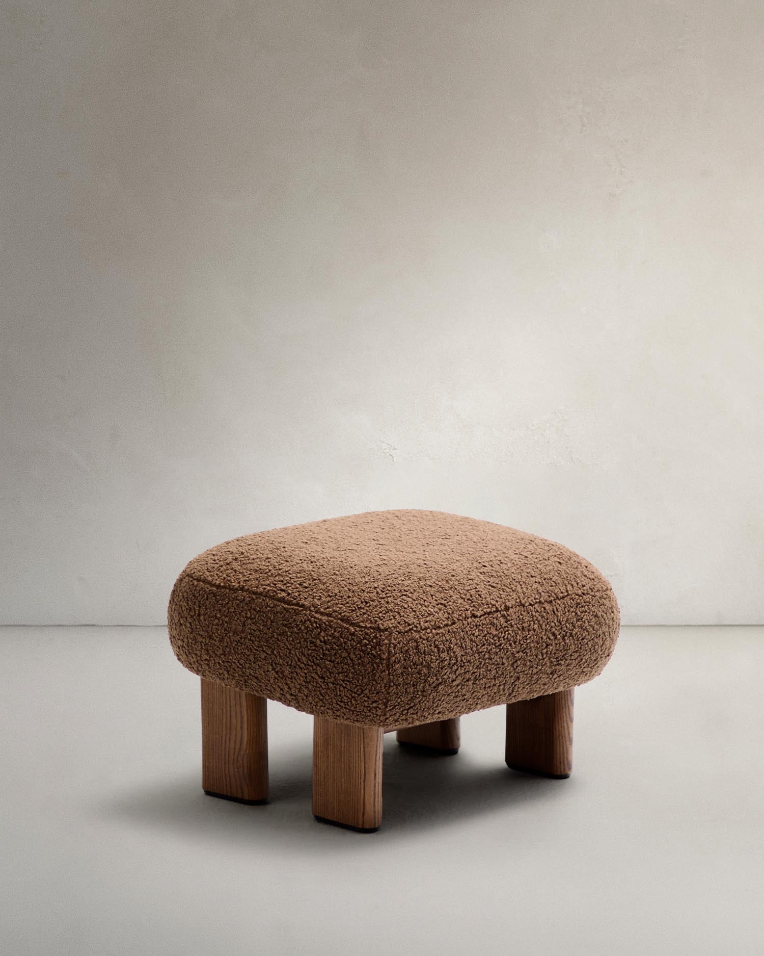 3D-Modell: Fußstütze Nema, taupe Bouclé, Eschenholzbeine, Walnuss-Finish, 65x55,4cm, FSC-zertifiziert, AR-fähig.
