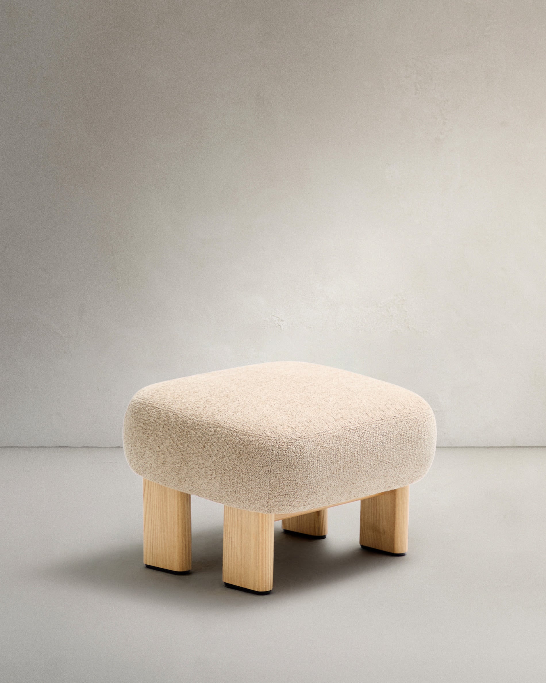 3D-Modell: Beige Chenille-Fußstütze, Eschenholzbeine, 65x55,4cm, FSC-zertifiziert, stilvoll, nachhaltig.