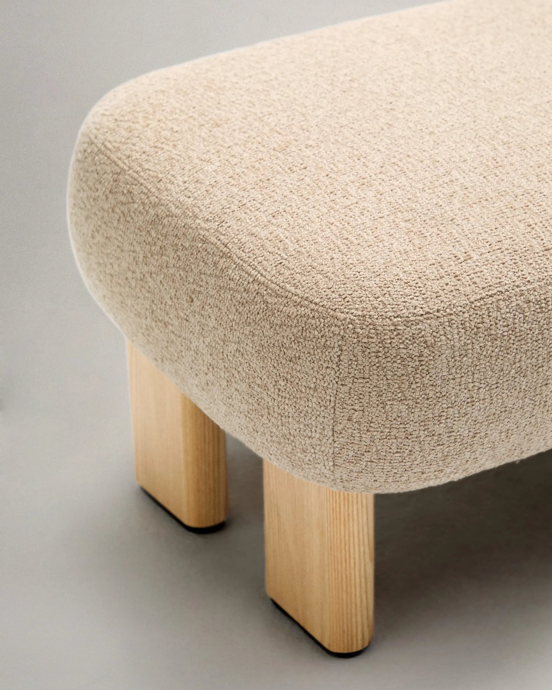 Elegante Fußstütze aus beigem Chenille und Eschenholz, 65x55,4cm, FSC-zertifiziert, stilvoll und nachhaltig.
