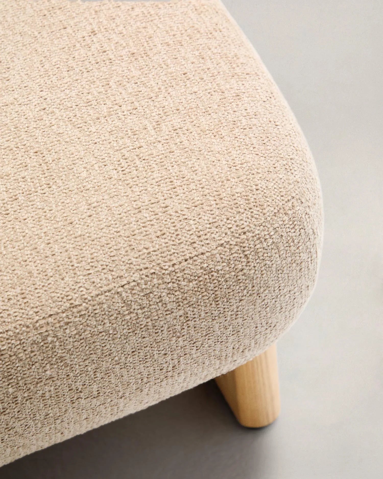 Elegante Fußstütze aus beigem Chenille und Eschenholz, 65x55,4cm, FSC-zertifiziert, stilvoll und nachhaltig.
