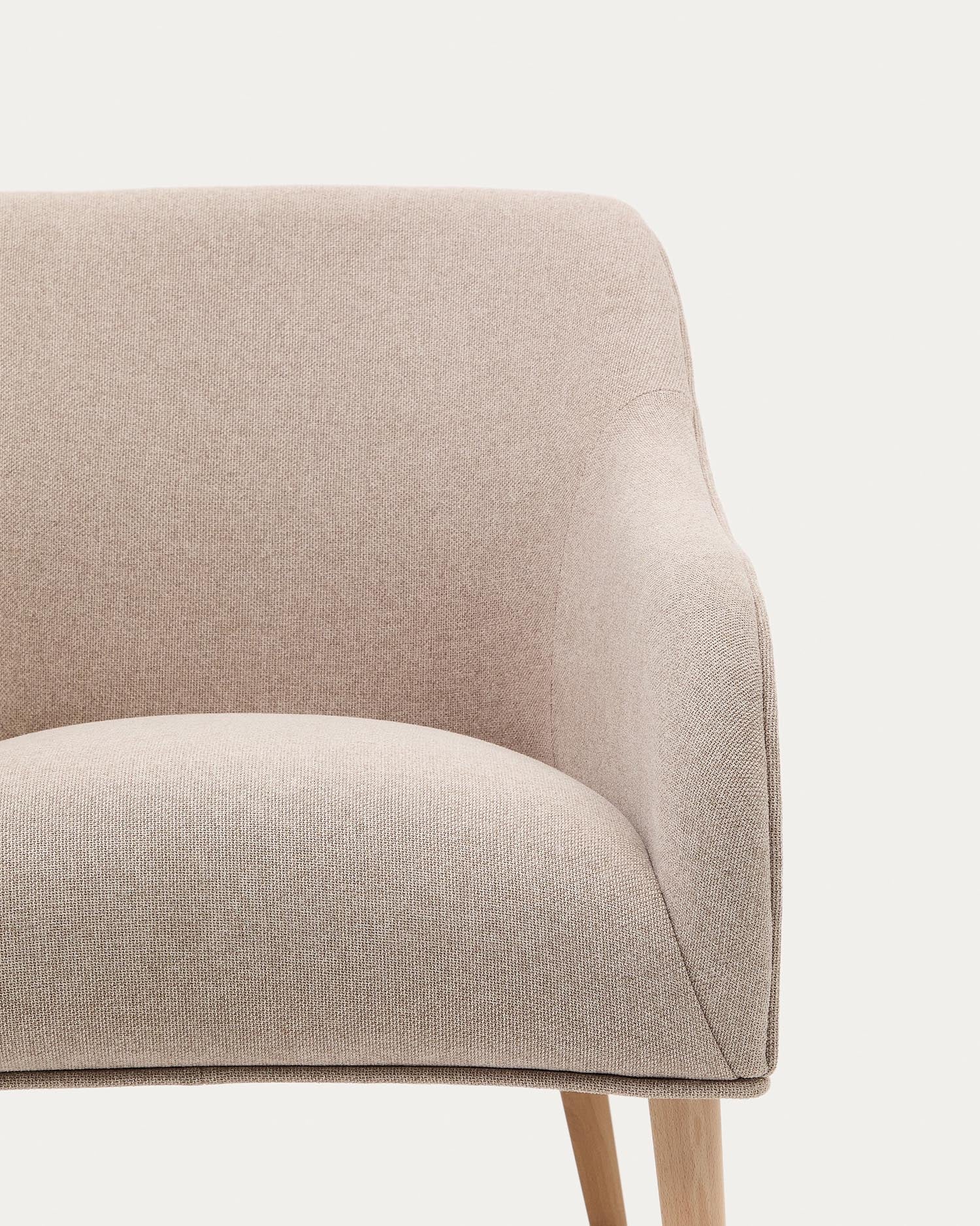 Komfortabler Sessel Bobly in Beige mit stabilem Buchenholzrahmen und natürlichem Finish, perfekt für moderne Wohnräume.