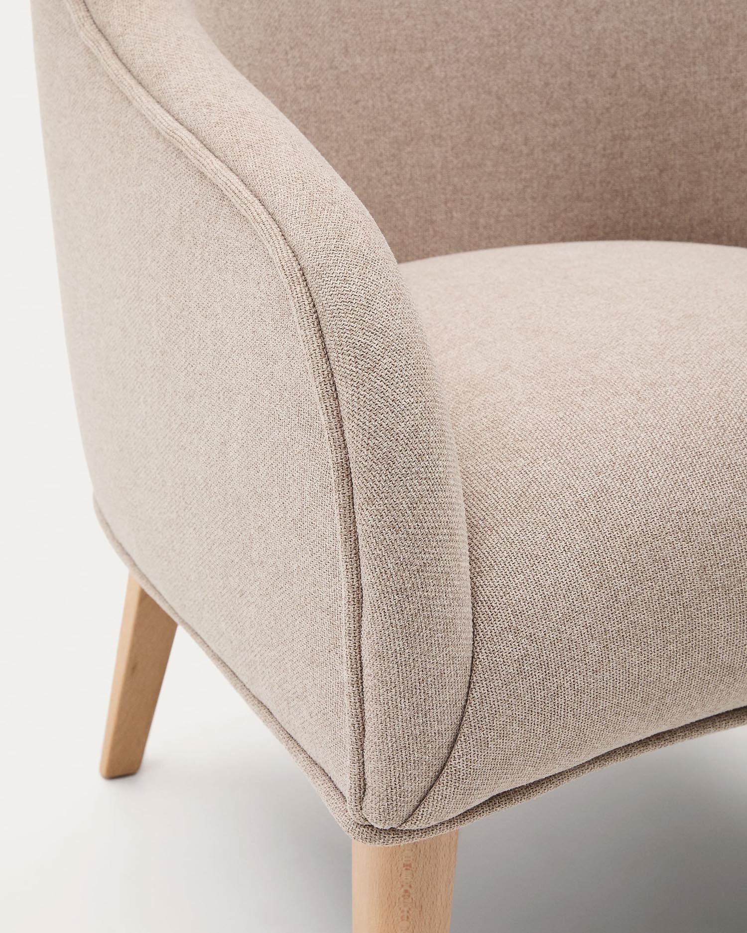 Eleganter Sessel Bobly in Beige mit massivem Buchenholzrahmen und natürlichem Finish, ideal für stilvolle Wohnräume.