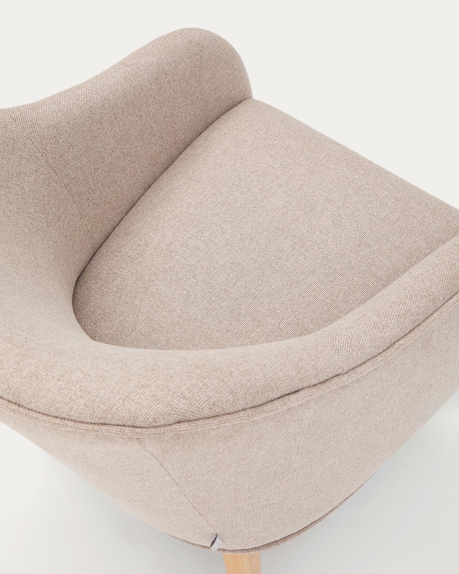 Eleganter Sessel Bobly in Beige mit massivem Buchenholzrahmen und natürlichem Finish, ideal für stilvolle Wohnräume.