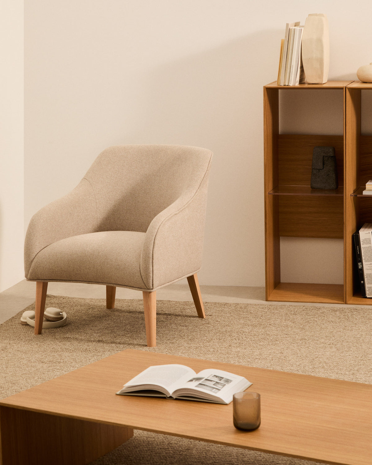 Sessel Bobly in Beige und massivem Buchenholz mit natürlichem Finish FSC Mix Credit in Beige präsentiert im Onlineshop von KAQTU Design AG. Sessel ist von Kave Home