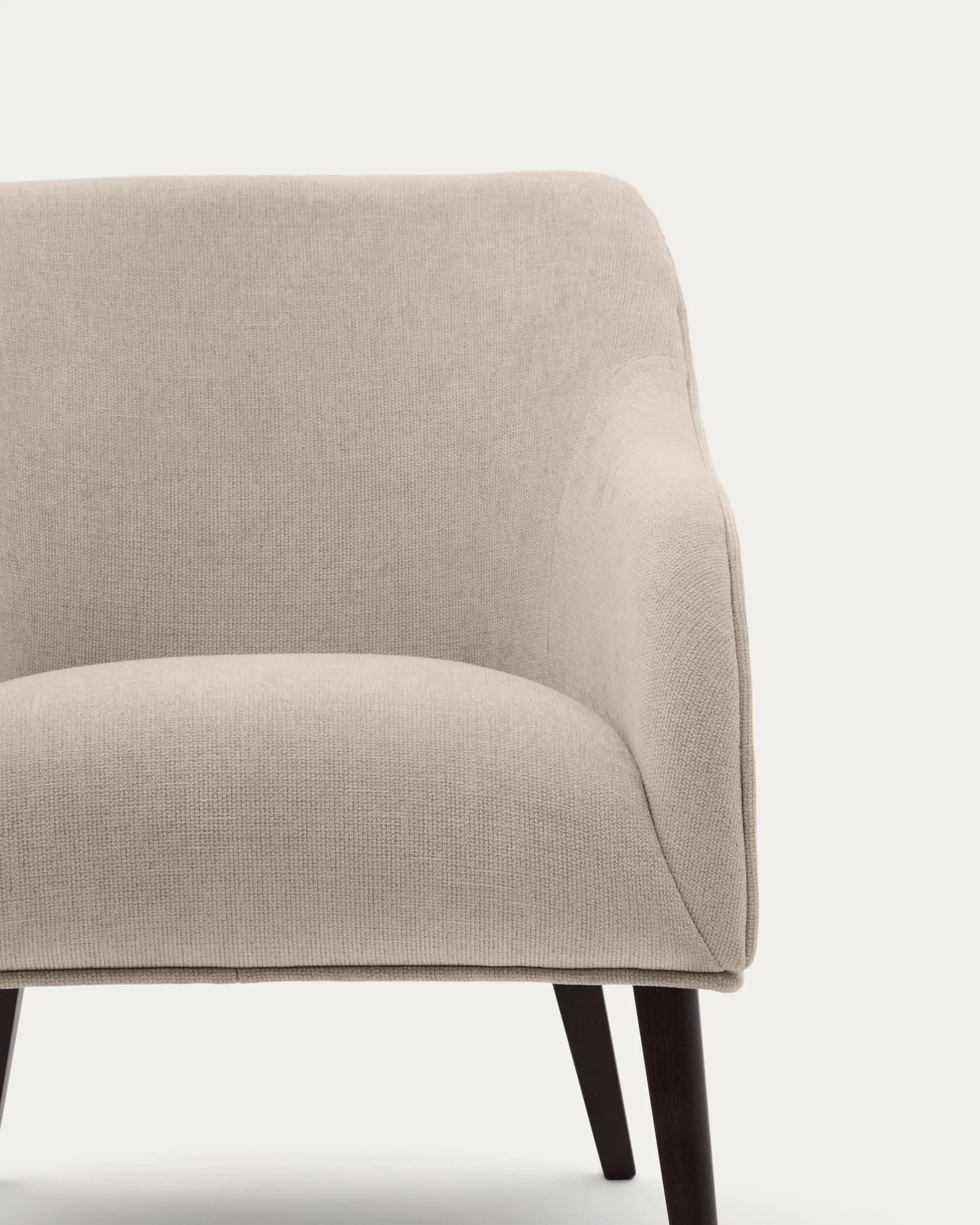 Eleganter Sessel Bobly in Beige mit robustem Eschenholzgestell und Wenge-Finish – zeitloser Komfort für Ihr Zuhause.