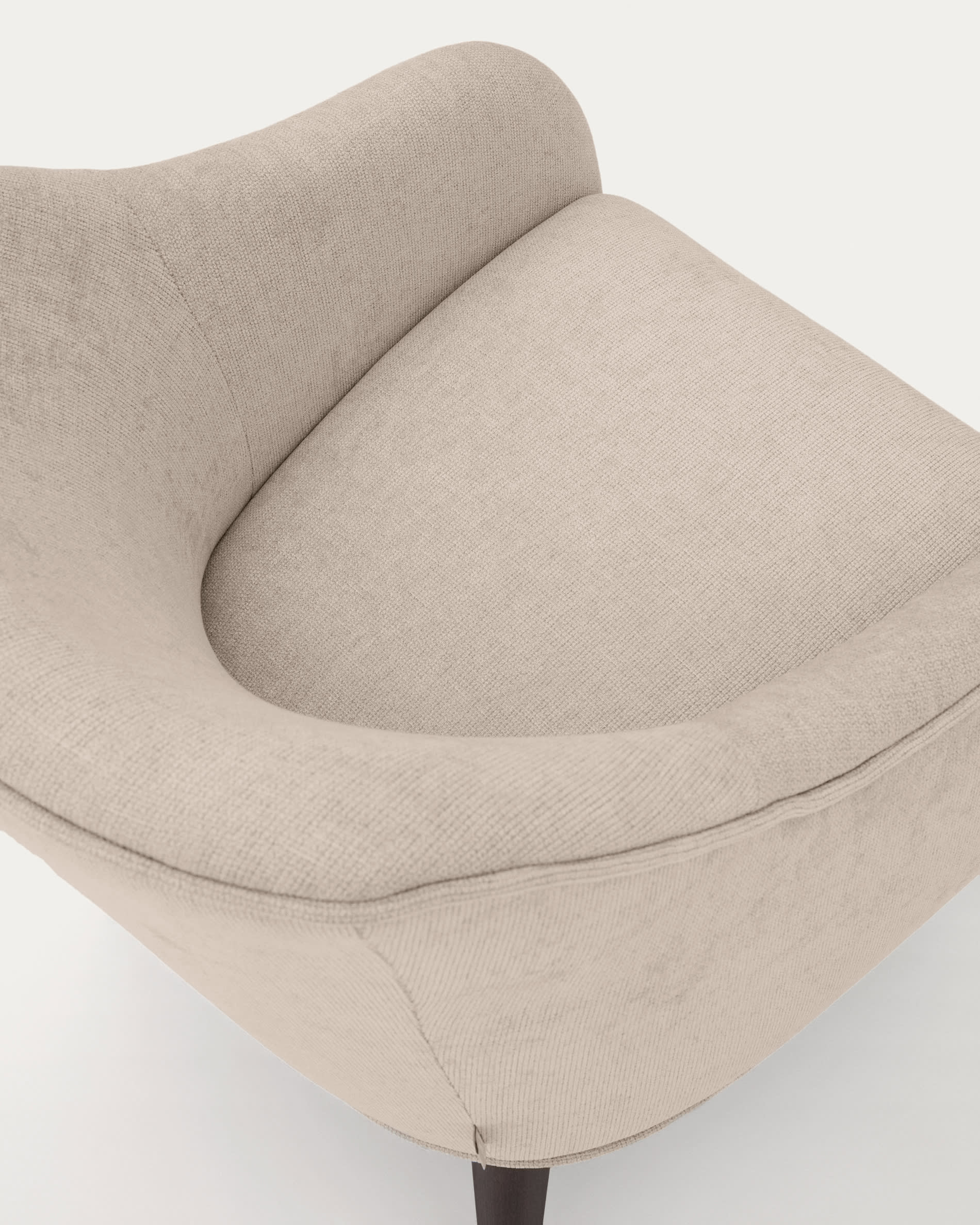Eleganter Sessel Bobly in Beige mit robustem Eschenholzrahmen im Wenge-Finish, perfekt für modernes Wohndesign.