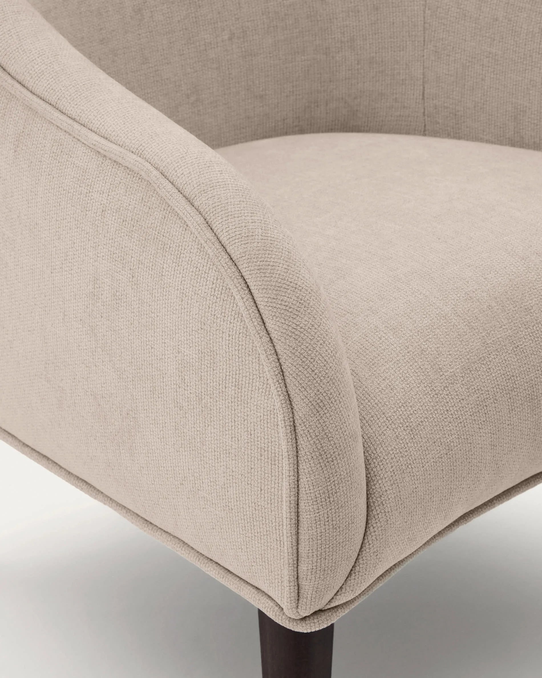 Eleganter Sessel Bobly in Beige mit robustem Eschenholzgestell und Wenge-Finish – zeitloser Komfort für Ihr Zuhause.