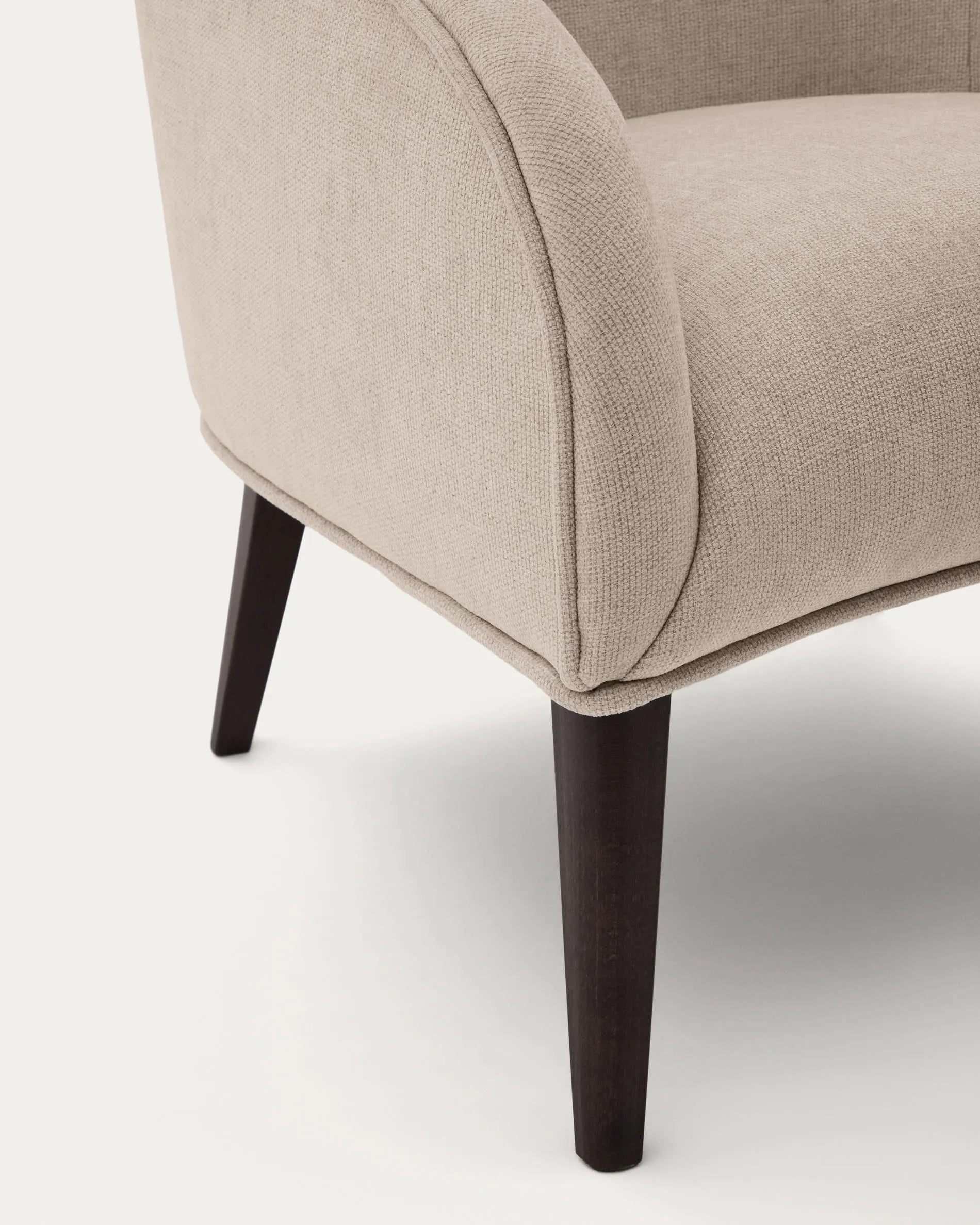 Eleganter Sessel Bobly in Beige mit robustem Eschenholzgestell und Wenge-Finish – zeitloser Komfort für Ihr Zuhause.