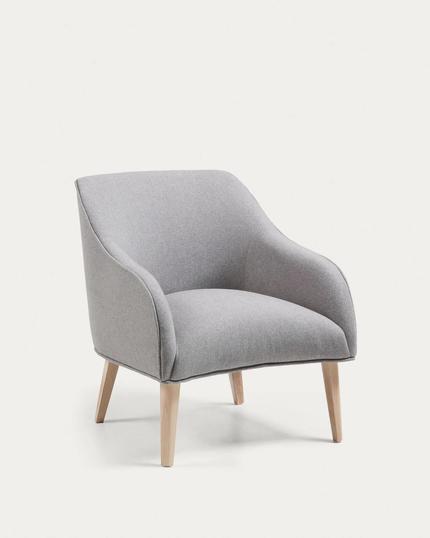 Moderner Sessel Bobly in Grau mit Holzbeinen im natürlichen Finish, ideal für stilvolle und gemütliche Wohnräume.