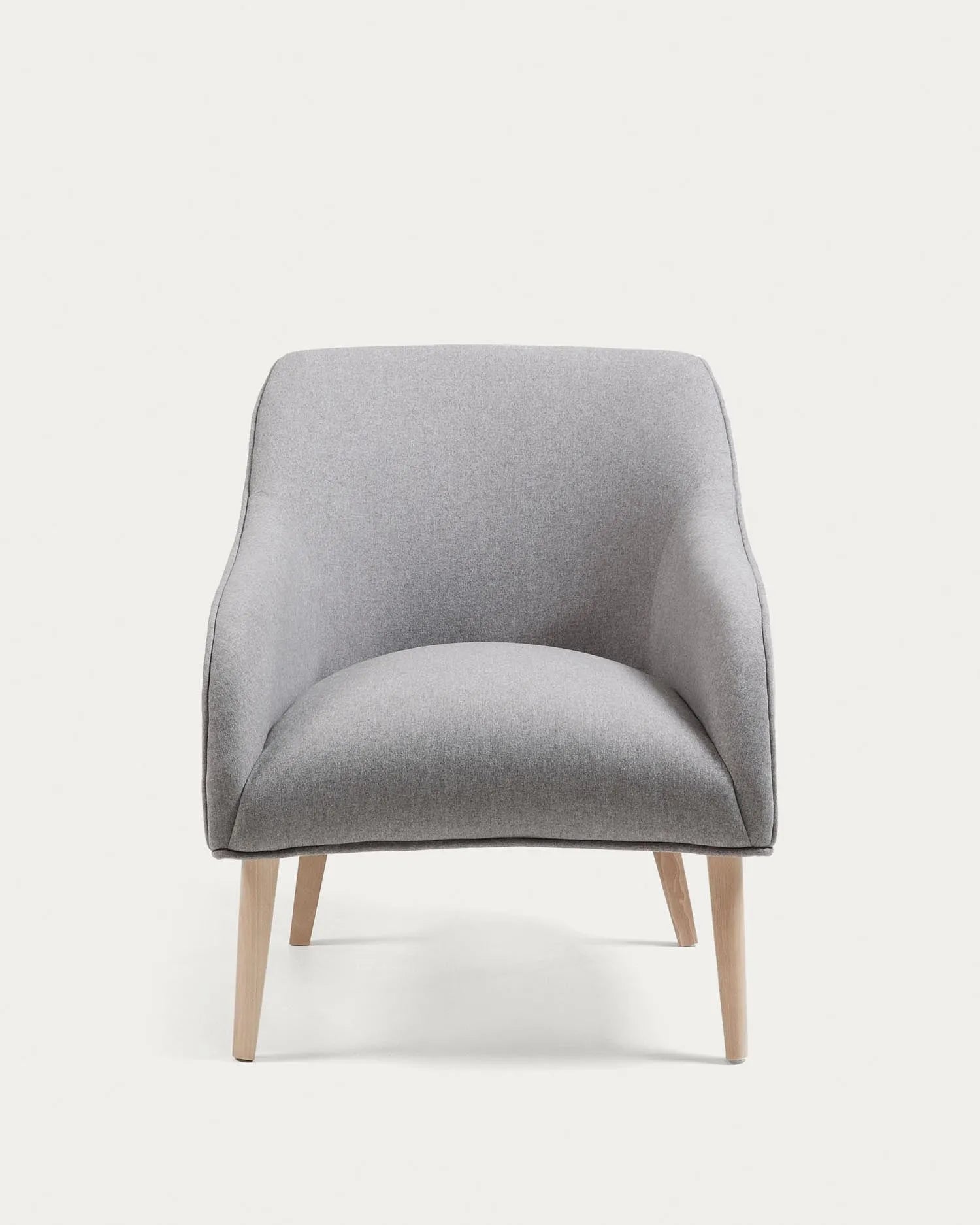 Moderner Sessel Bobly in Grau mit Holzbeinen im natürlichen Finish, ideal für stilvolle und gemütliche Wohnräume.