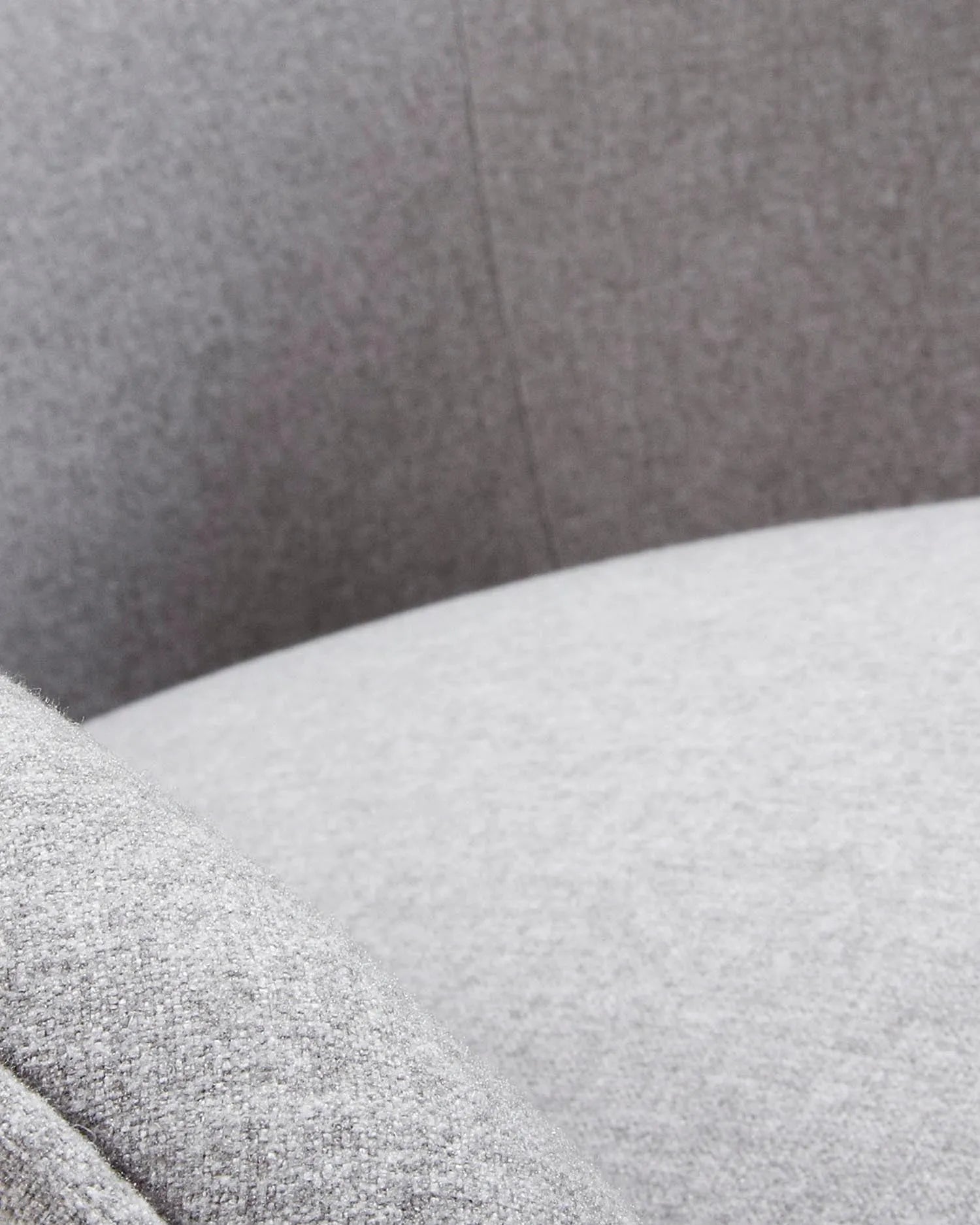 Eleganter Sessel Bobly in Grau mit robusten Holzbeinen im natürlichen Look, perfekt für moderne und einladende Wohnbereiche.