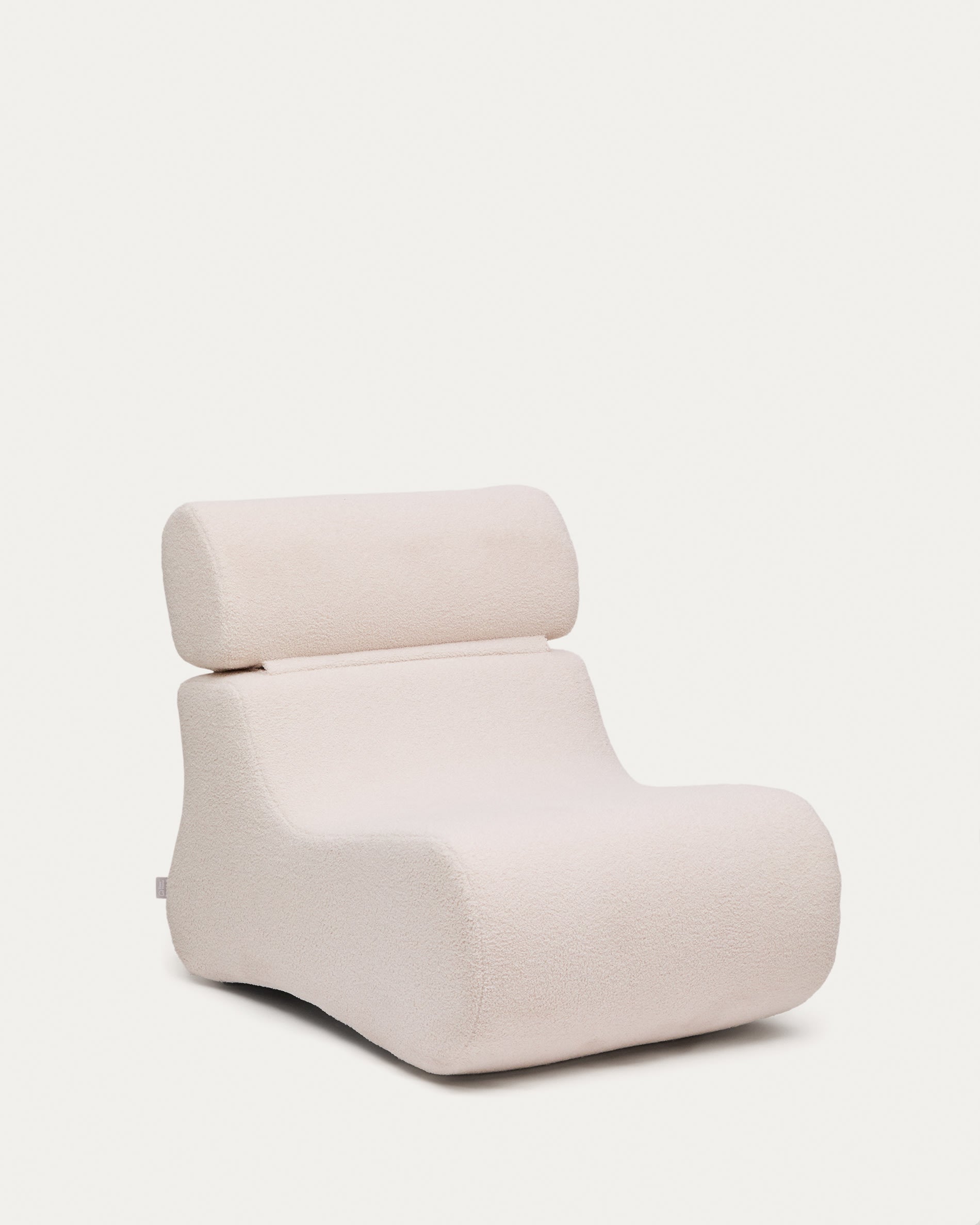 3D-Modell eines eleganten, ecrufarbenen Bouclé-Sessels von Kave Home für stilvolle Entspannung.