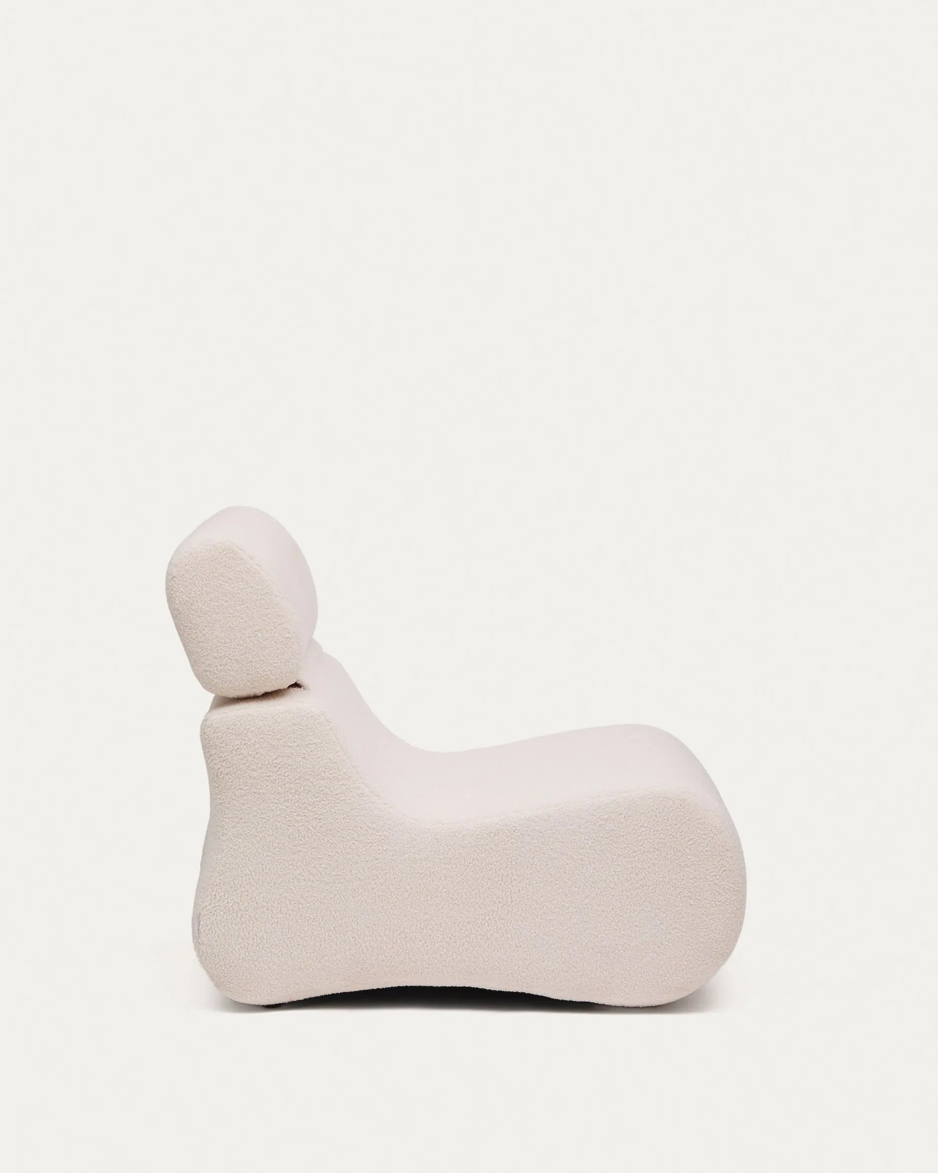 Eleganter Sessel Club aus ecrufarbenem Bouclé von Kave Home, ideal für stilvolle und gemütliche Wohnräume.