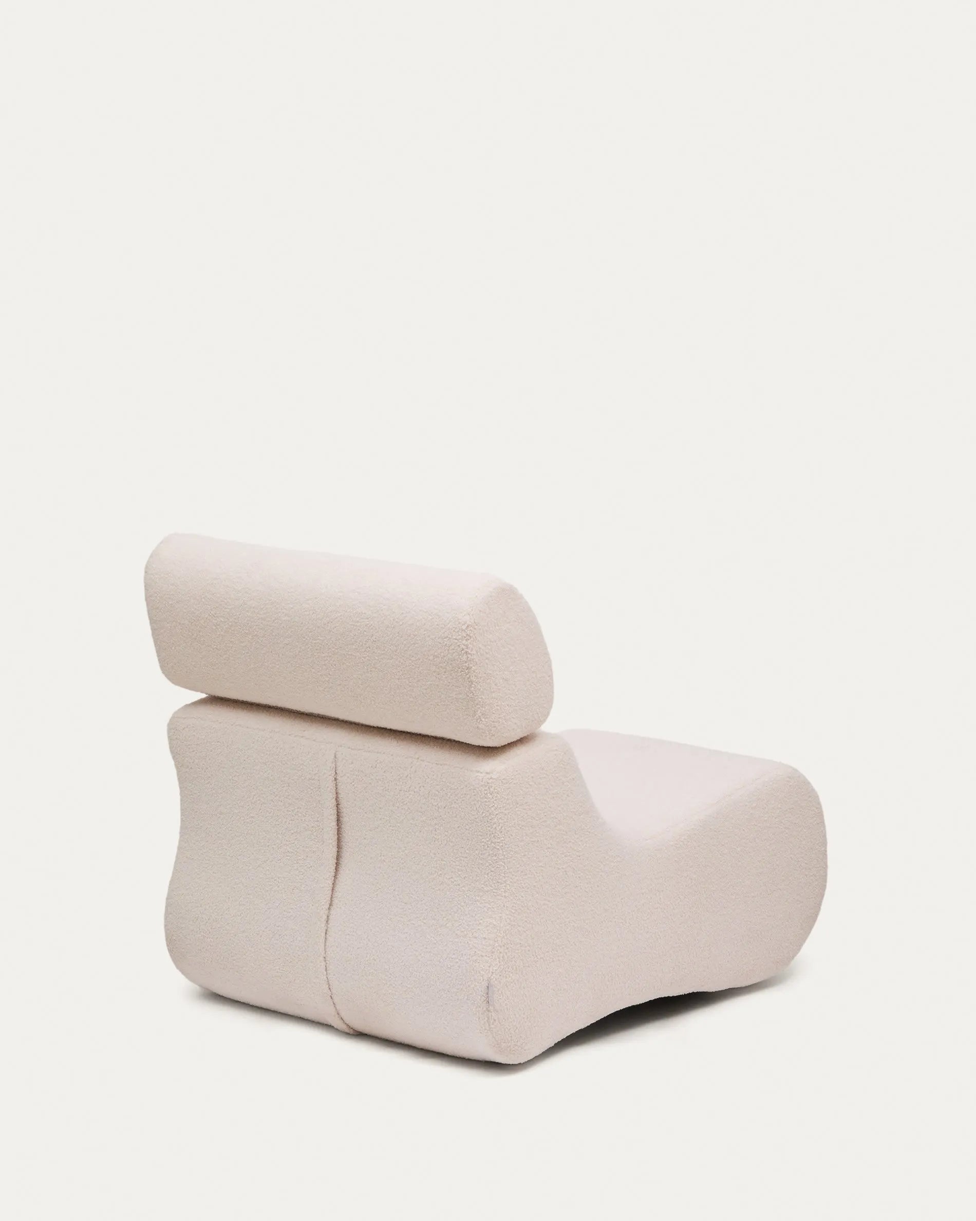 Eleganter Sessel in ecrufarbenem Bouclé, bietet modernen Komfort und stilvolle Entspannung für Ihr Zuhause.