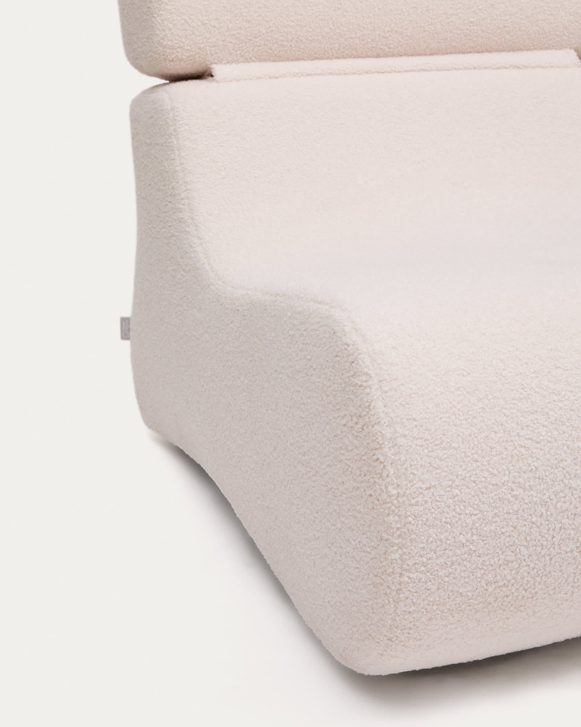 Eleganter Sessel Club aus ecrufarbenem Bouclé von Kave Home, ideal für stilvolle und gemütliche Wohnräume.