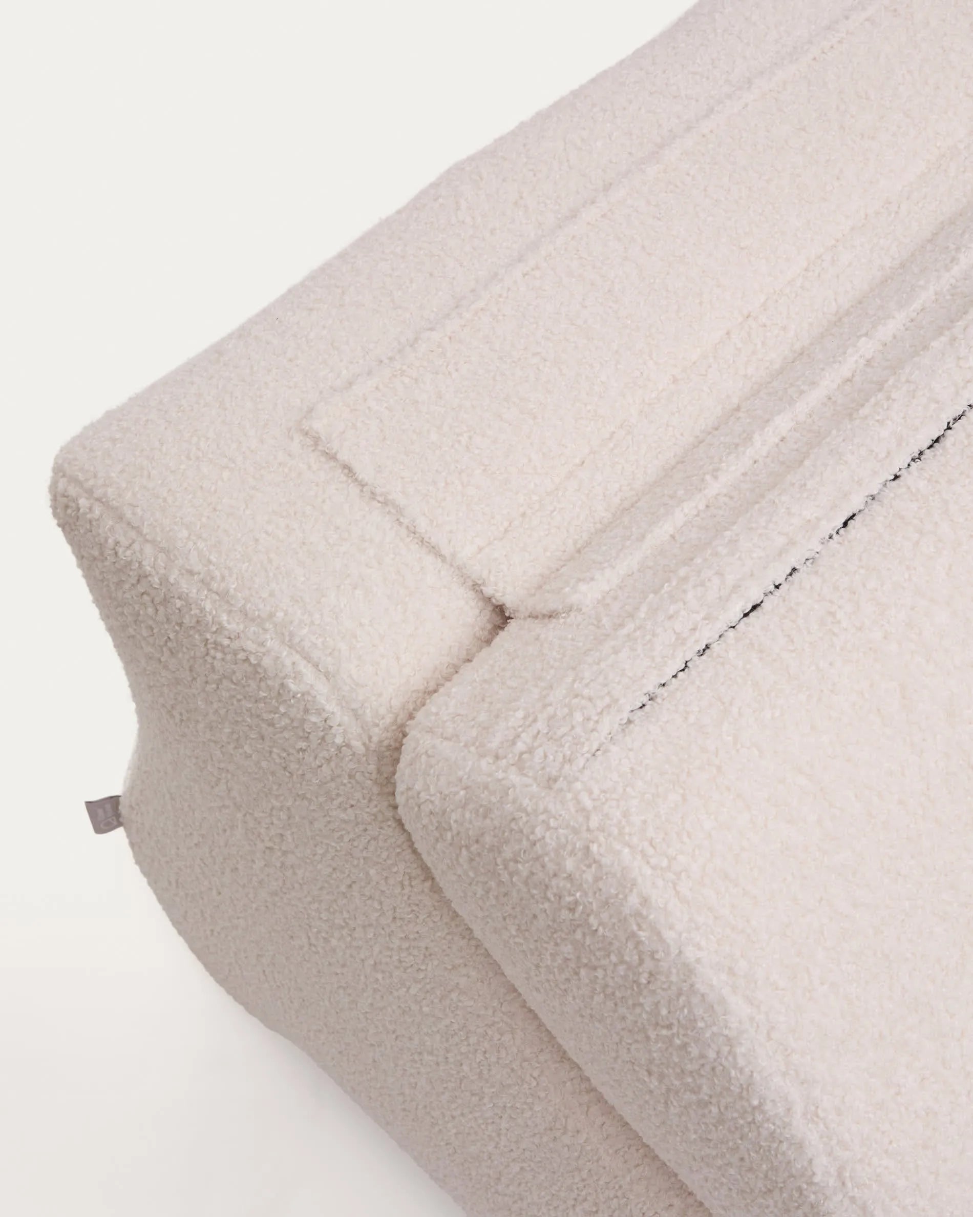 Eleganter Sessel in ecrufarbenem Bouclé, bietet modernen Komfort und stilvolle Entspannung für Ihr Zuhause.