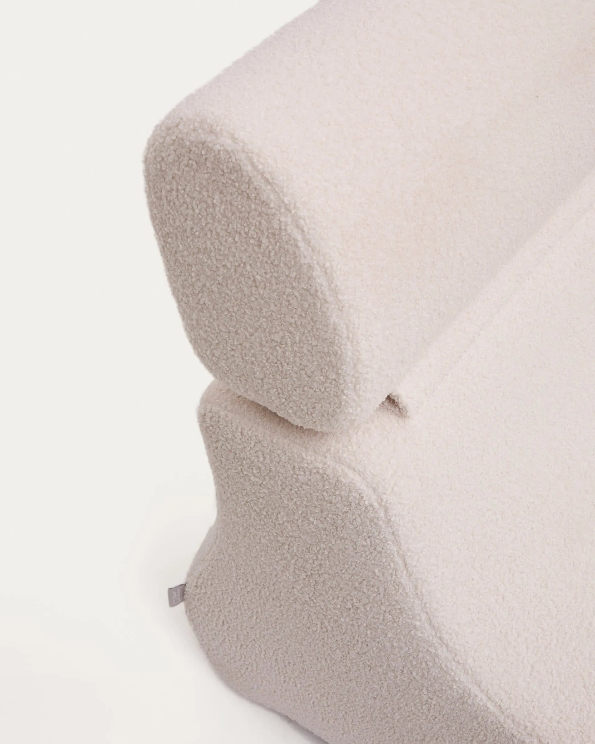 Eleganter Sessel in ecrufarbenem Bouclé, bietet modernen Komfort und stilvolle Entspannung für Ihr Zuhause.