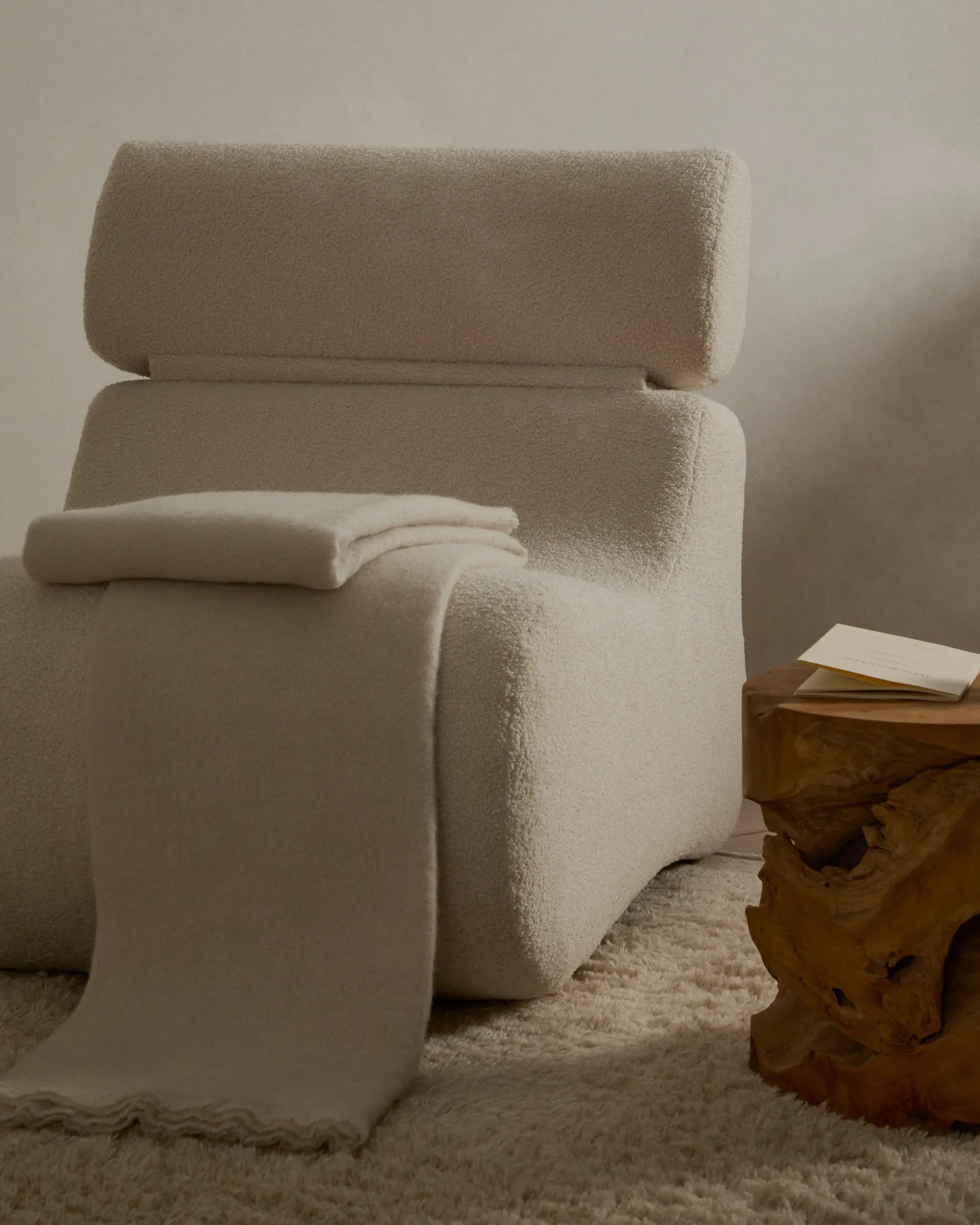 Eleganter Sessel Club aus ecrufarbenem Bouclé von Kave Home, ideal für stilvolle und gemütliche Wohnräume.