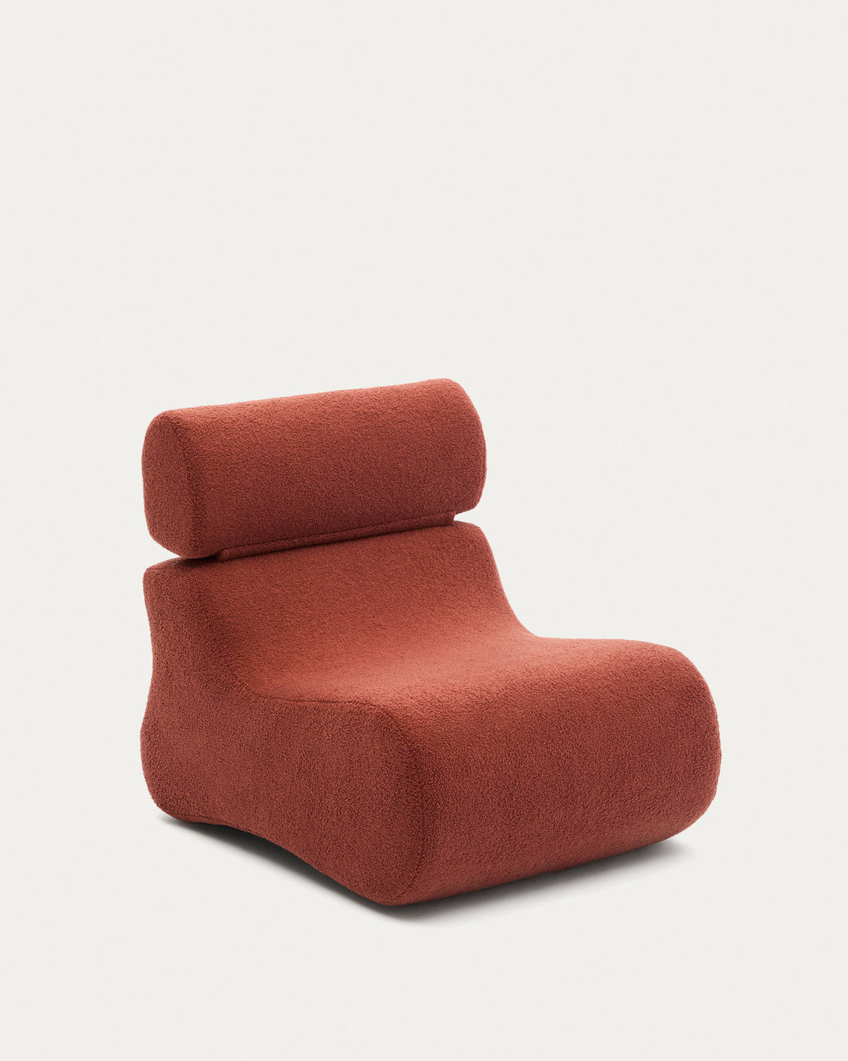 Sessel Club aus terrakottafarbenem Bouclé in Terrakotta präsentiert im Onlineshop von KAQTU Design AG. Sessel ist von Kave Home