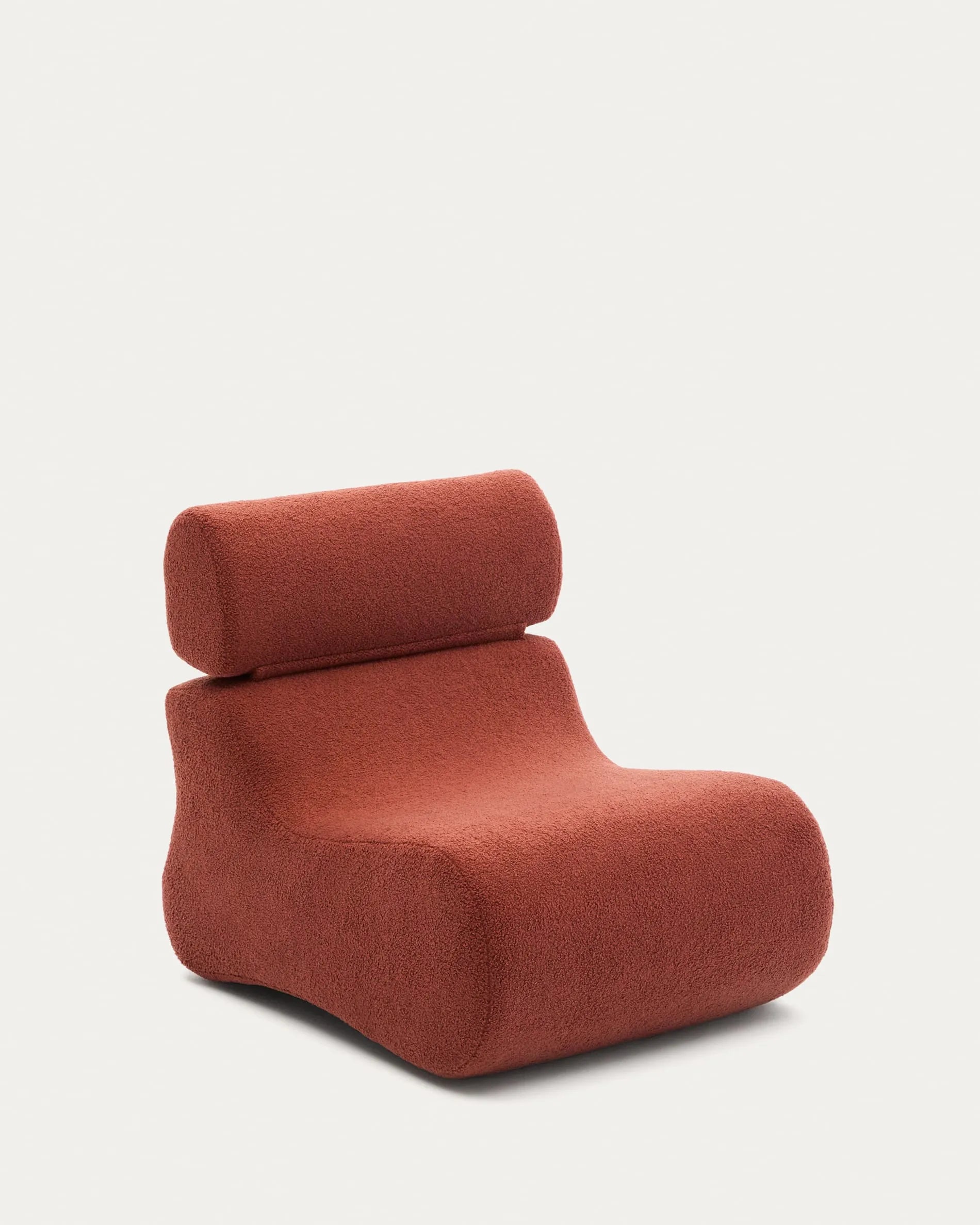 3D-Modell eines modernen Sessels in terrakottafarbenem Bouclé mit organischem Design und klappbarer Kopfstütze.