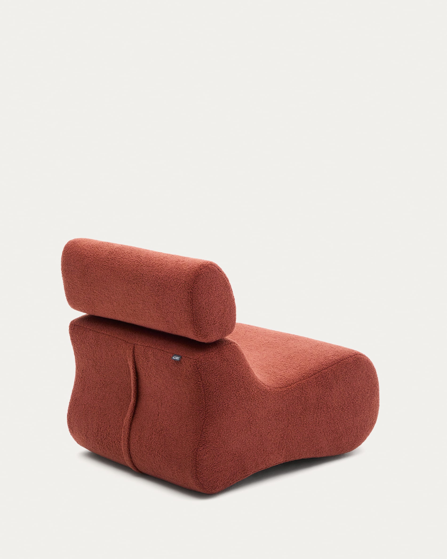 Eleganter Club-Sessel in terrakottafarbenem Bouclé von Kave Home, bietet modernes Design und höchsten Sitzkomfort.