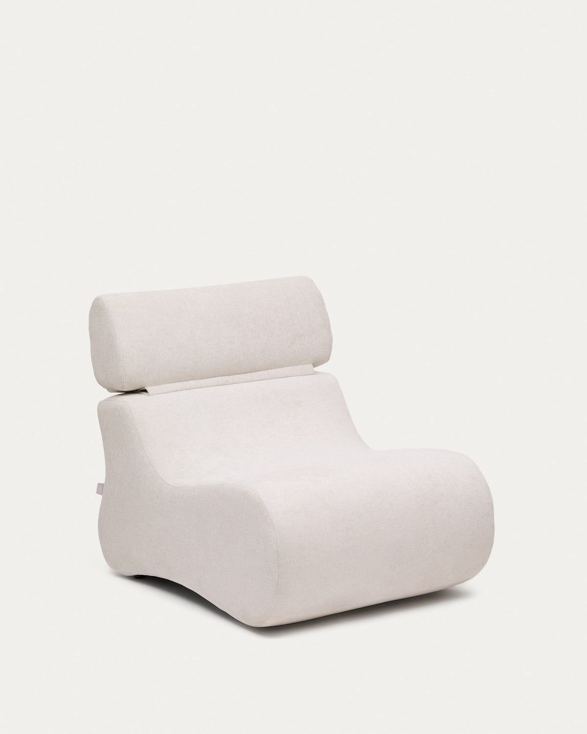 Sessel Club aus perlmuttfarbener Chenille in Perle präsentiert im Onlineshop von KAQTU Design AG. Sessel ist von Kave Home