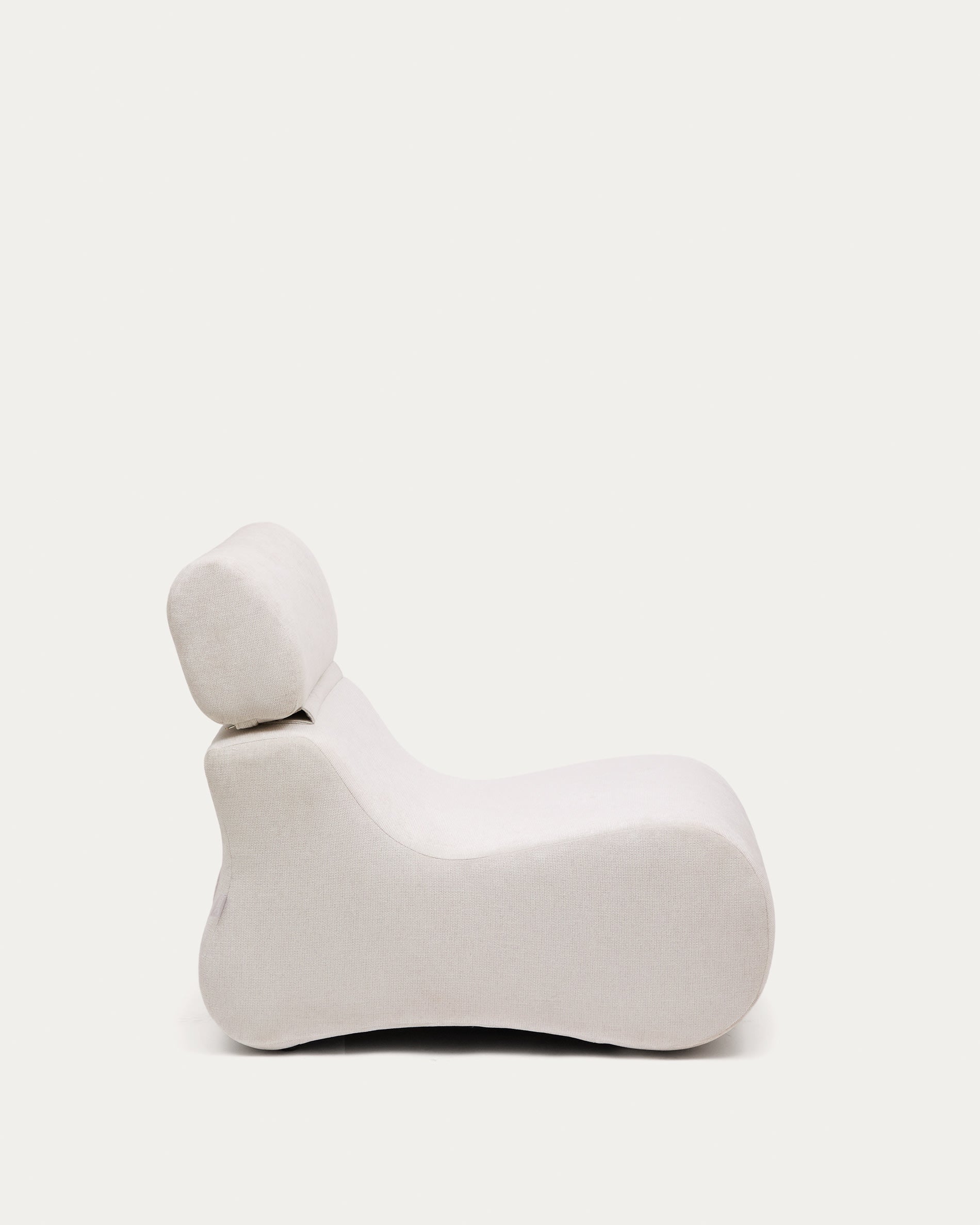Eleganter Club-Sessel aus perlmuttfarbener Chenille von Kave Home, ideal für stilvolle und komfortable Wohnräume.